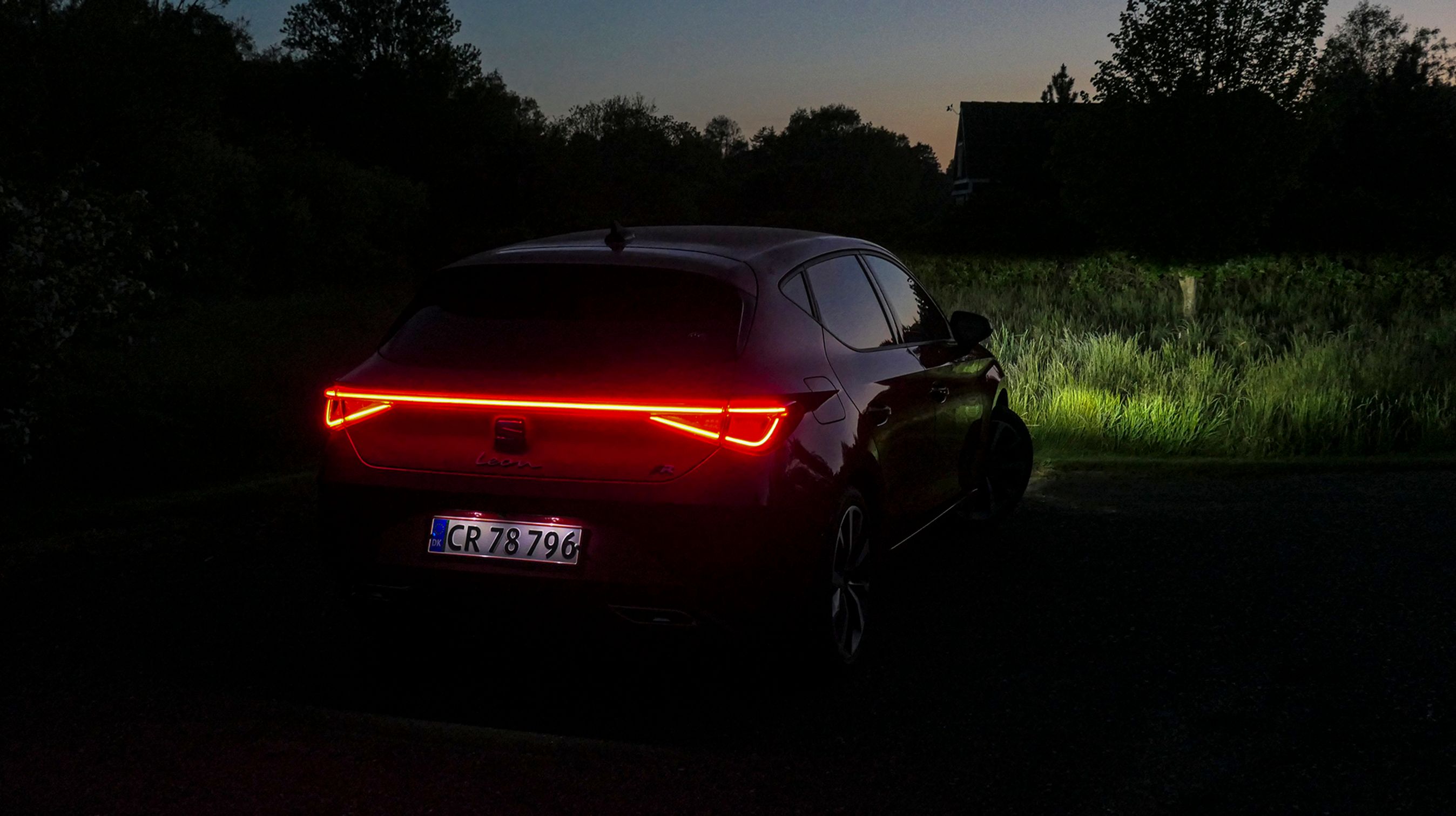 Topudgaverne har dette flotte lysbånd, der går fra side til side. Men ærgerligt nok kører bilen ikke med baglygterne tændt i dagslys. En spildt design-gevinst.