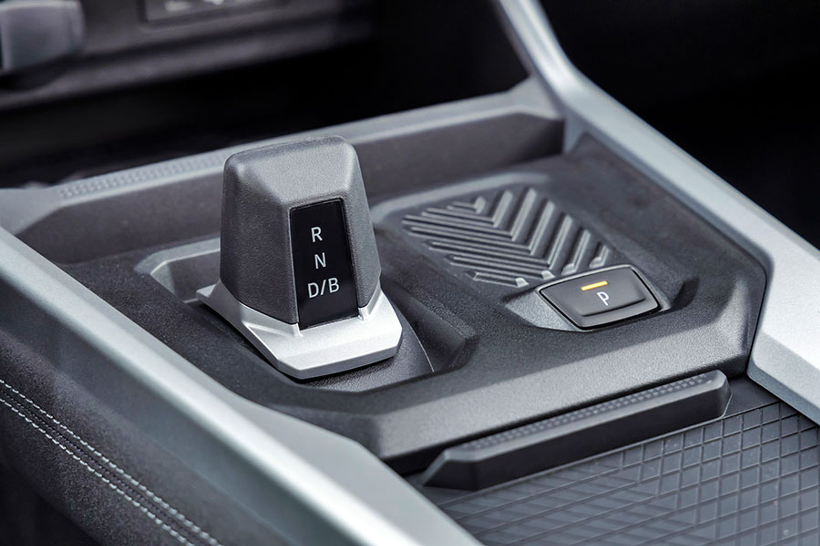 Den lille gearstang mellem forsæderne fungerer godt, og holder styr på hybridteknikken, hvor to elmotorer supplerer benzinmotorens træk på forhjulene.