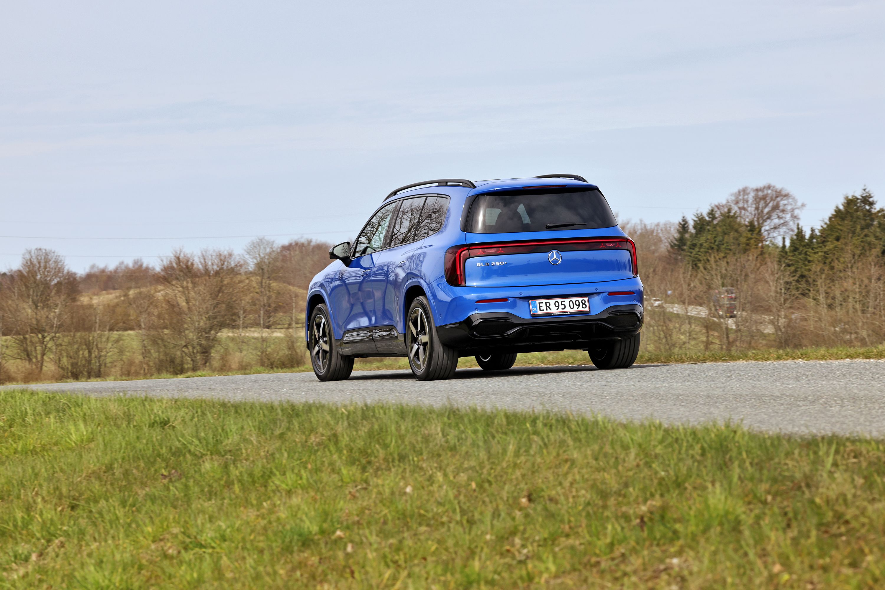 Mercedes-Benz GLB set bagfra, mens den kører på landevej
