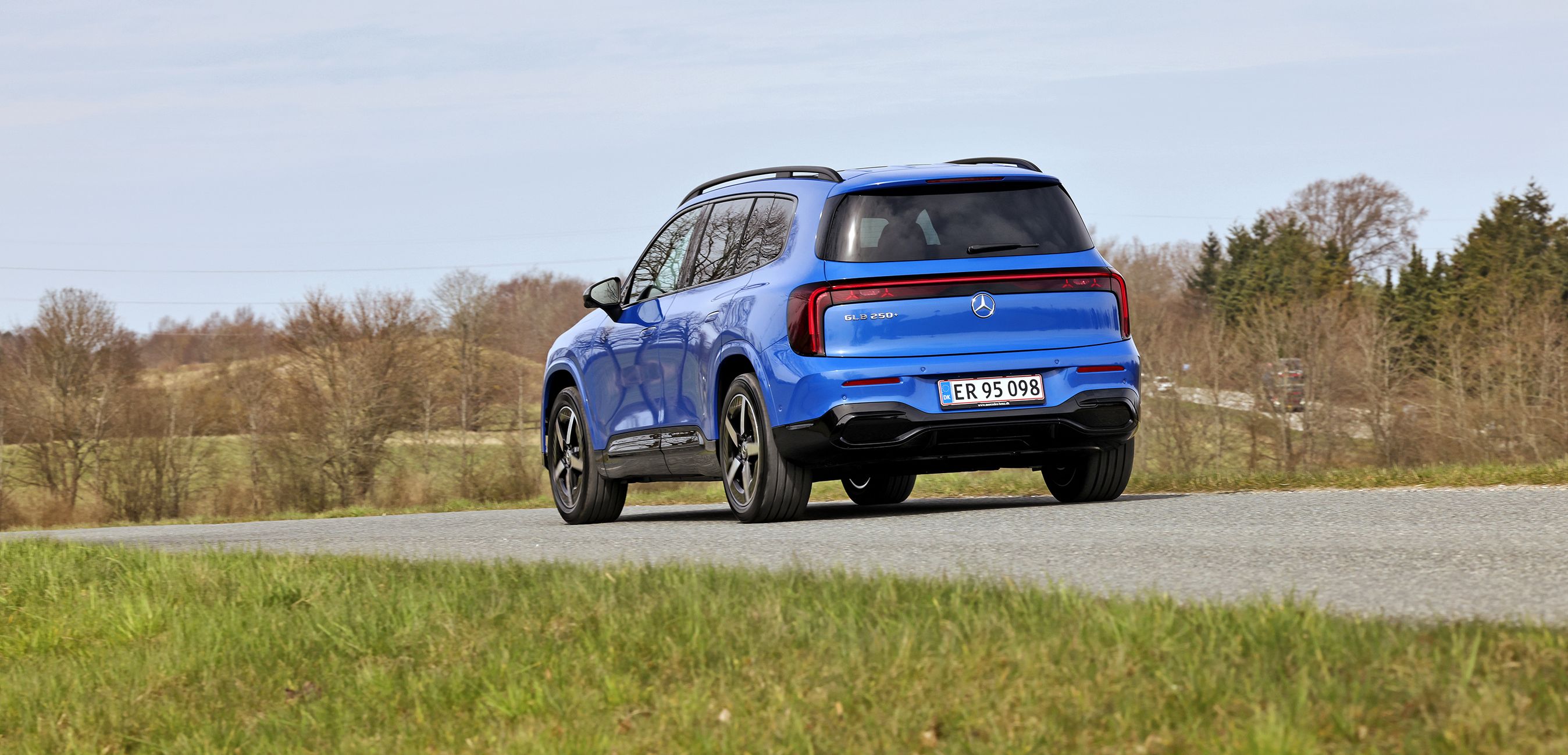 Mercedes-Benz GLB set bagfra, mens den kører på landevej