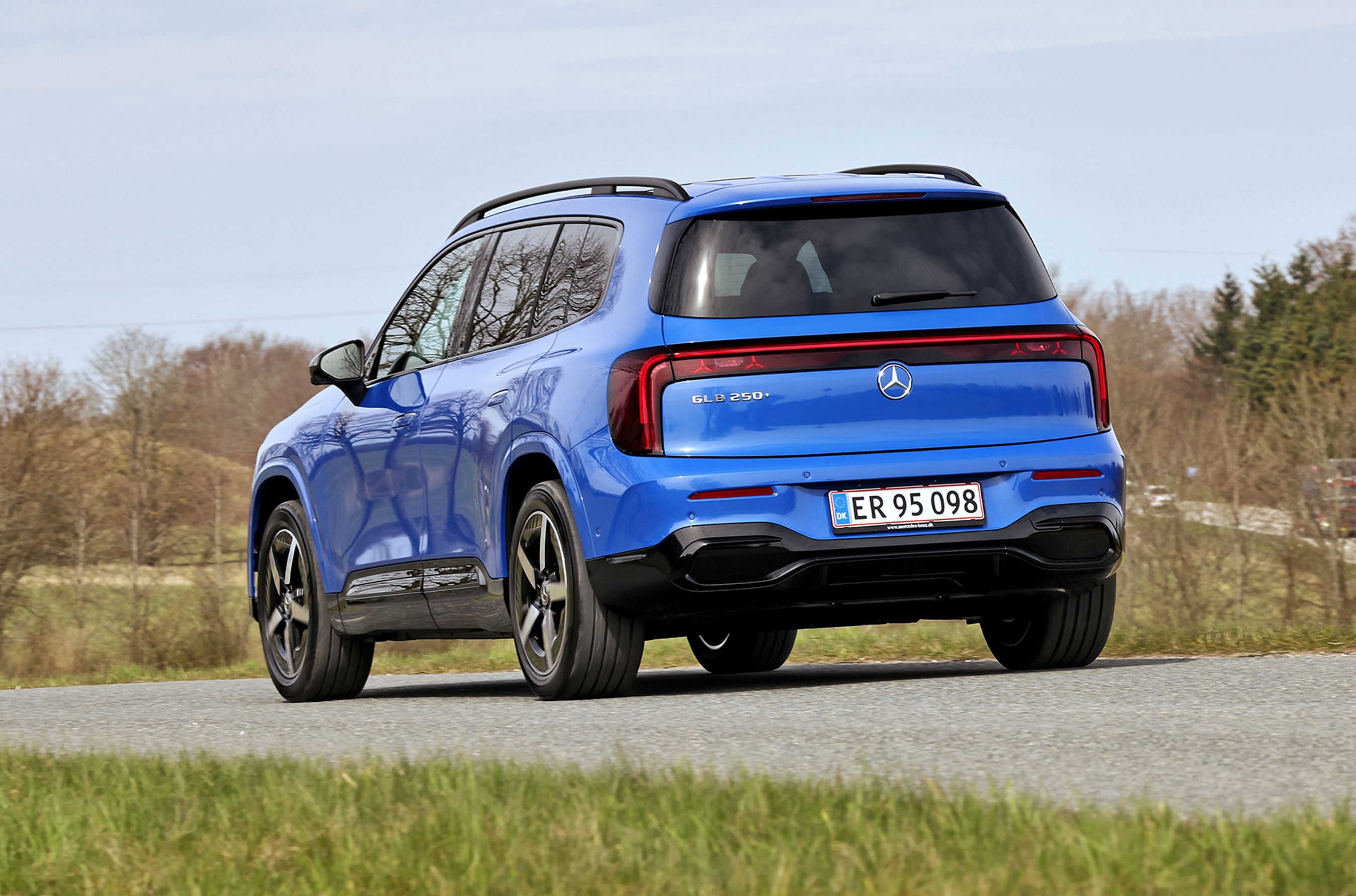 Mercedes-Benz GLB set bagfra, mens den kører på landevej