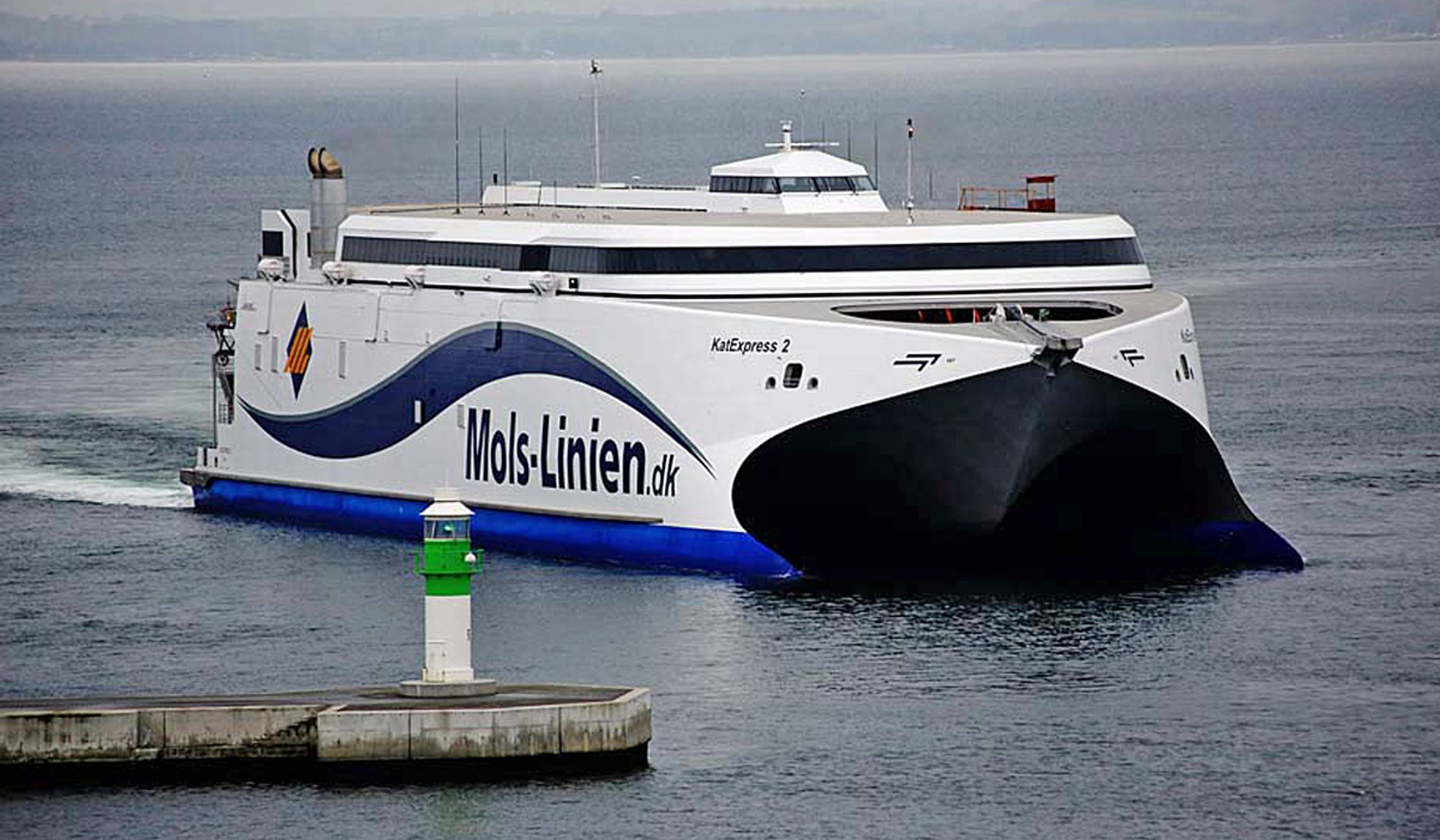 Mols-Linjens Kat Express 2 på vej indtil Aarhus Havn.