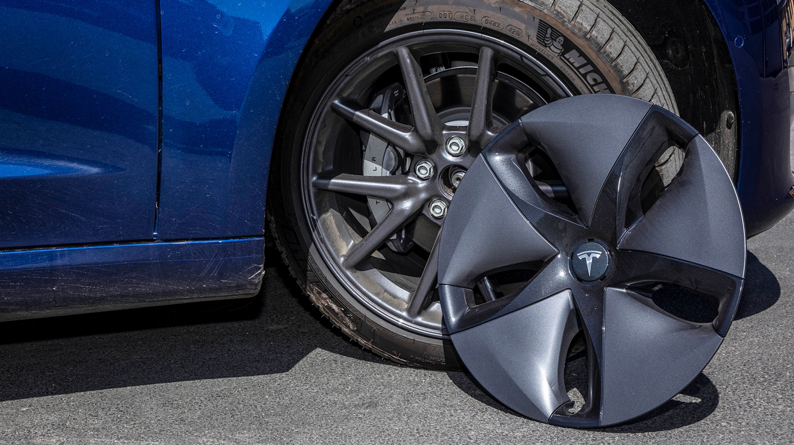 Som standard er bilen forsynet med 18-tommer fælge i letmetal, men med plasthjulkapsler, der mindsker luftmodstanden.