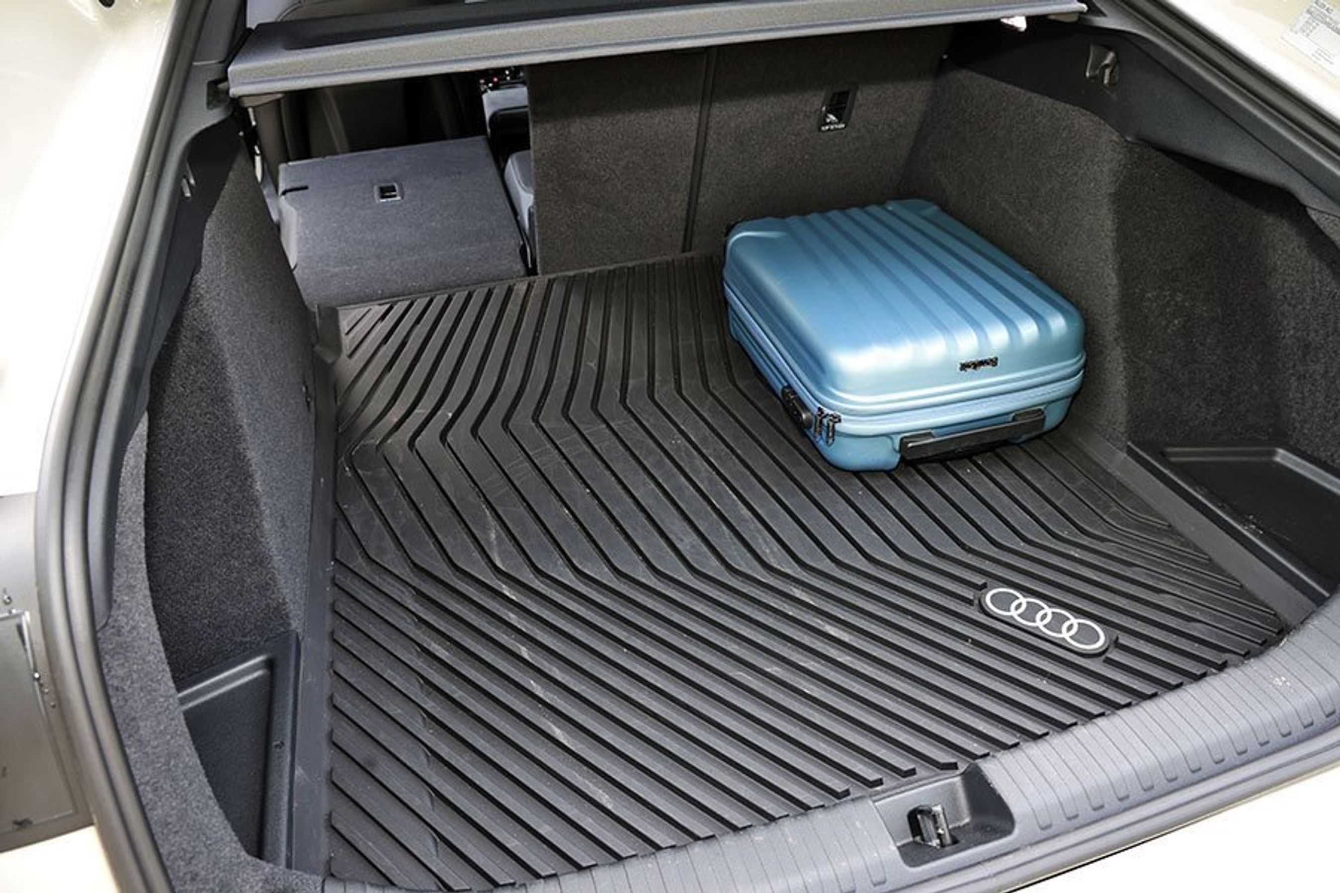 Bagagerum med blå kuffert i en Audi A6 e-tron Sportback
