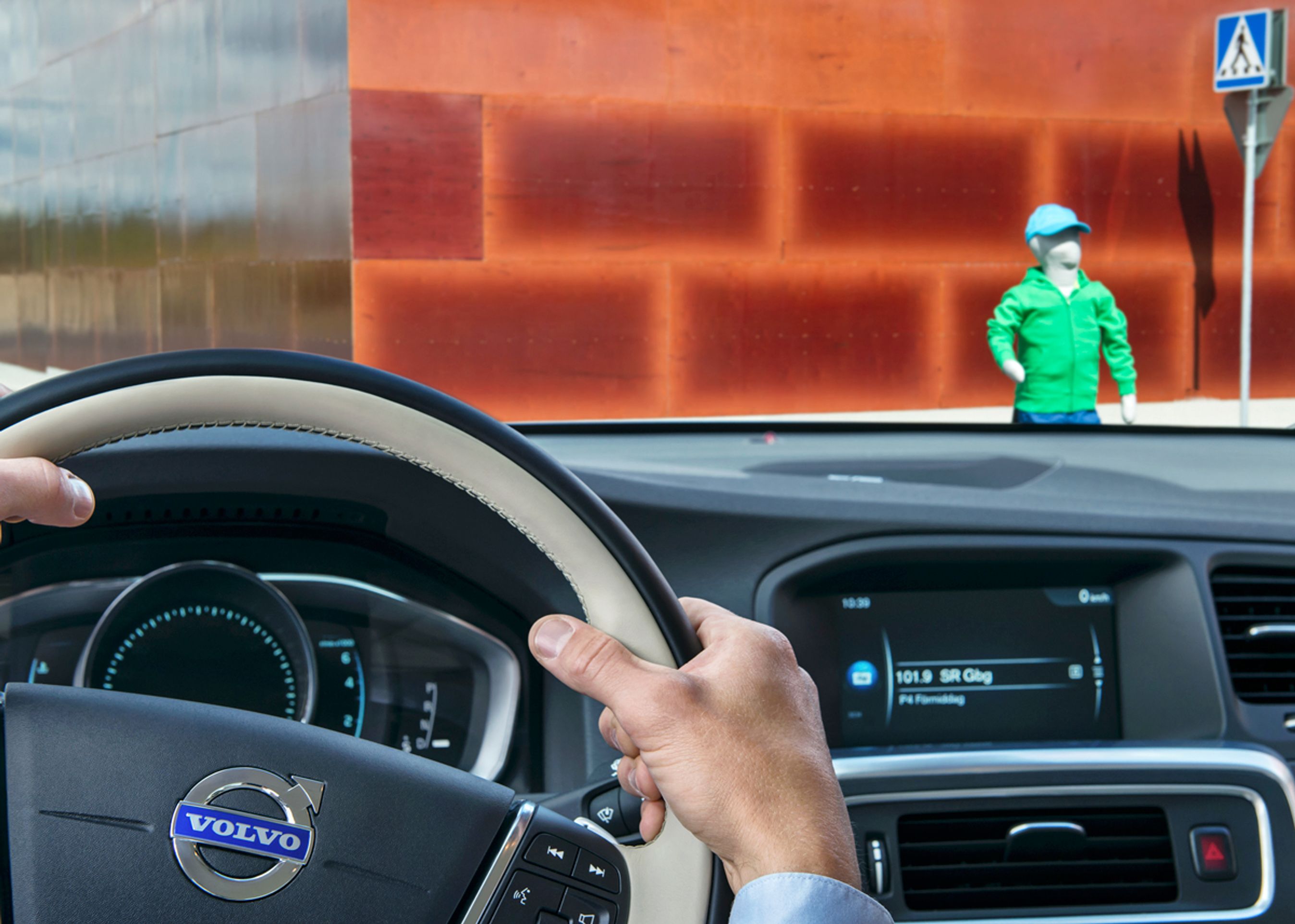 I byen kan fodgængerdukker løbe ud foran bilen for at teste sikkerhedssystemerne.