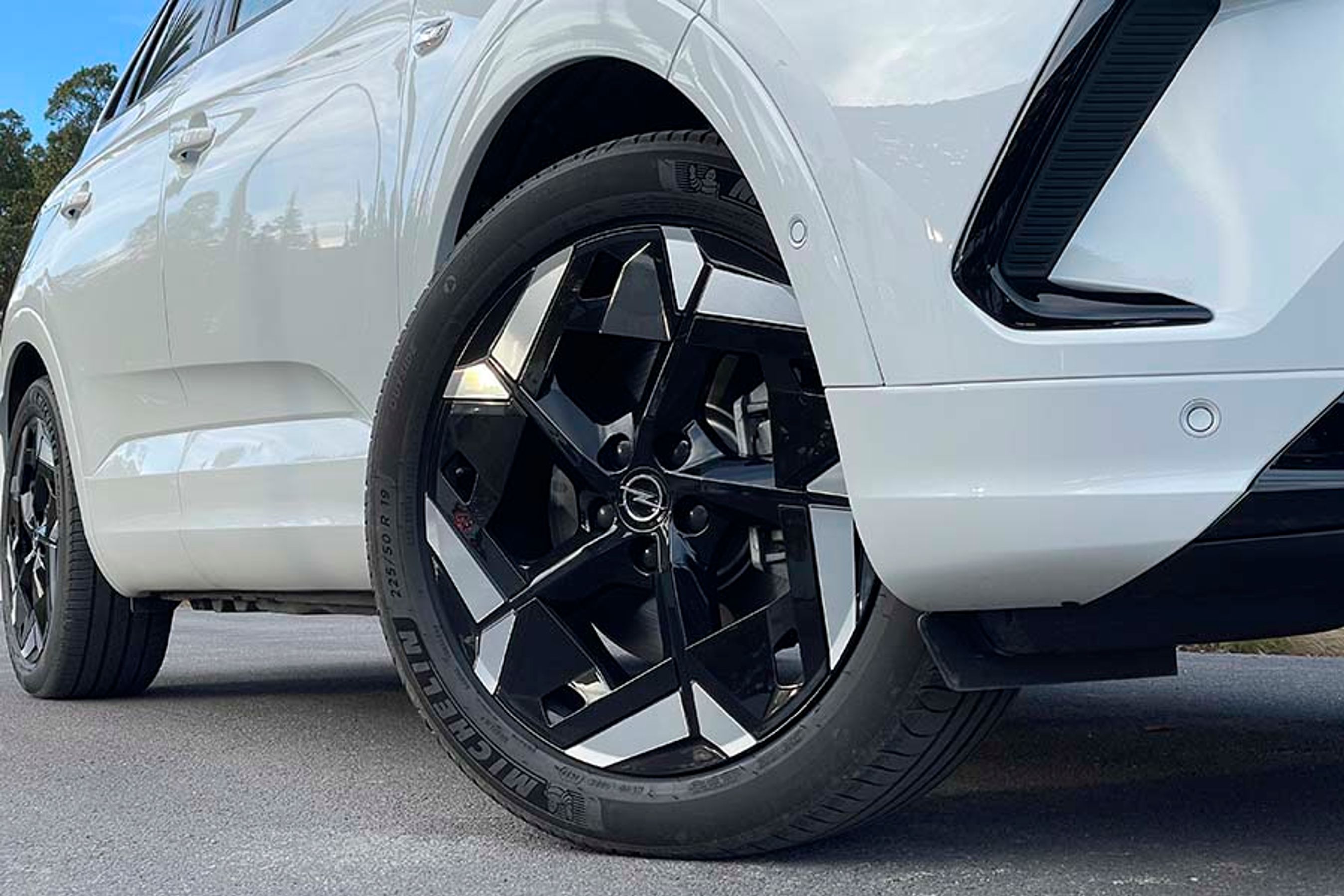 Fælgdesignet hedder Manta, og er en hyldest til en GSe-konceptbil fra 2021. På Grandland er fælgene på 19”, men trods store fælge er komforten stadig fin takket være avancerede støddæmpere fra Koni. 