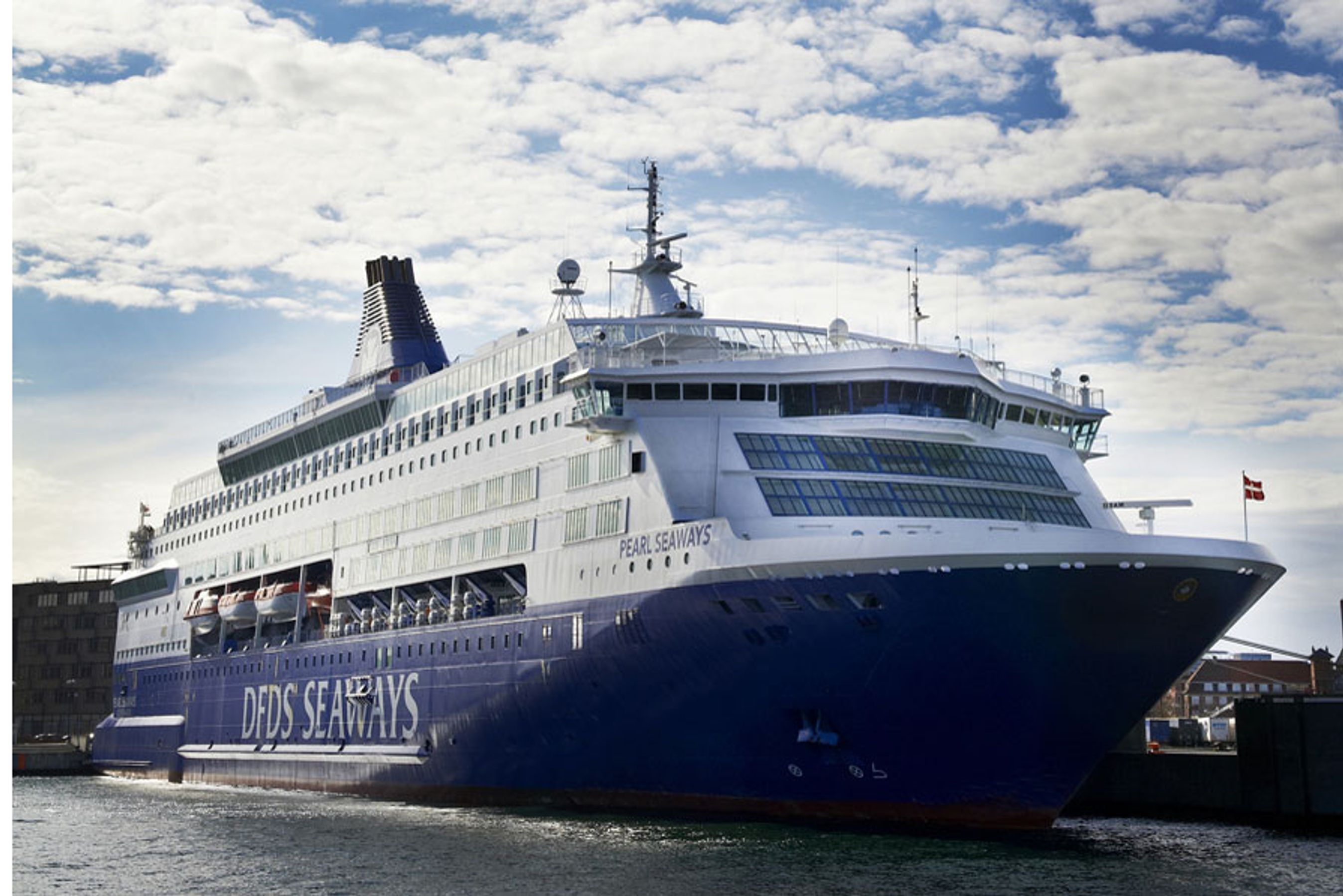 Skibene Pearl Seaways og Crown Seaways får begge kasino om bord.