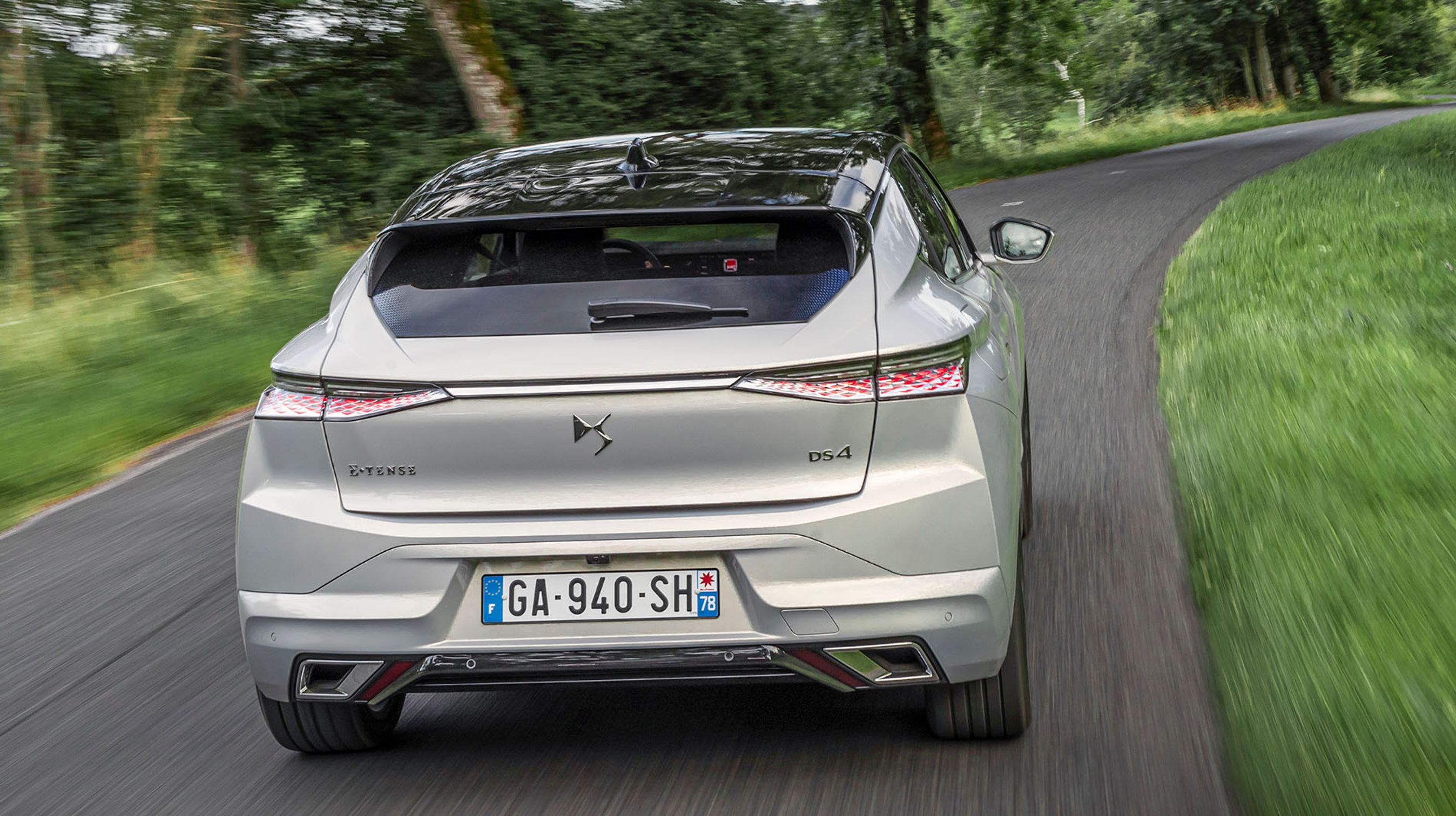 Taget er sort og fås som her med et ret stort glastag, der kan åbnes. Nederst bagtil er to kromrør, der skal ligne udstødningsrør.