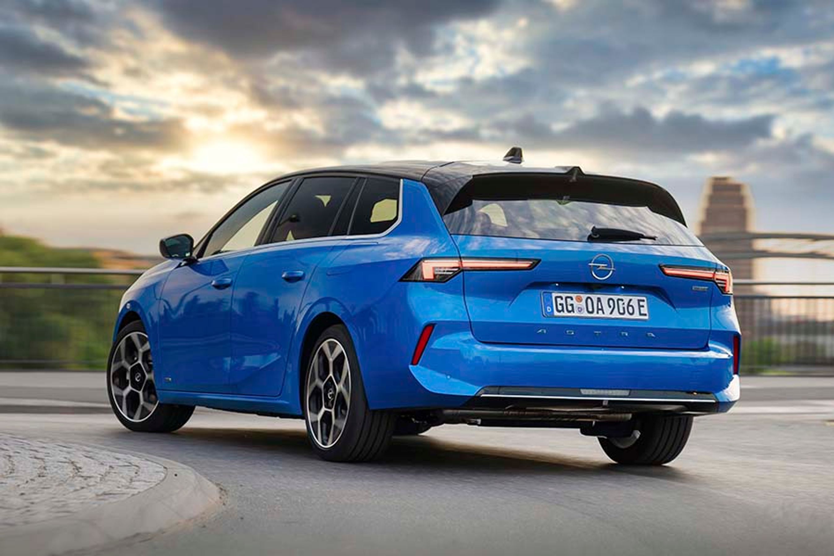 Astra Sports Tourer er en af få stationcars, der fås med kontrastfarve på taget. Det er med til visuelt at sænke bilens højde.