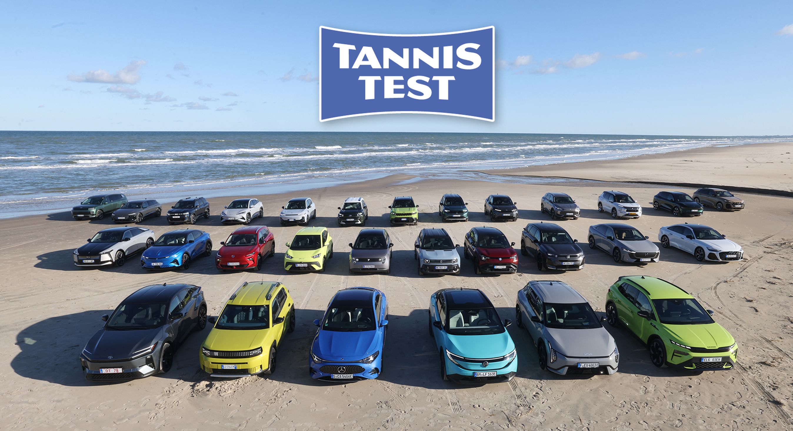 Biler parkeret på stranden til Tannistest. 