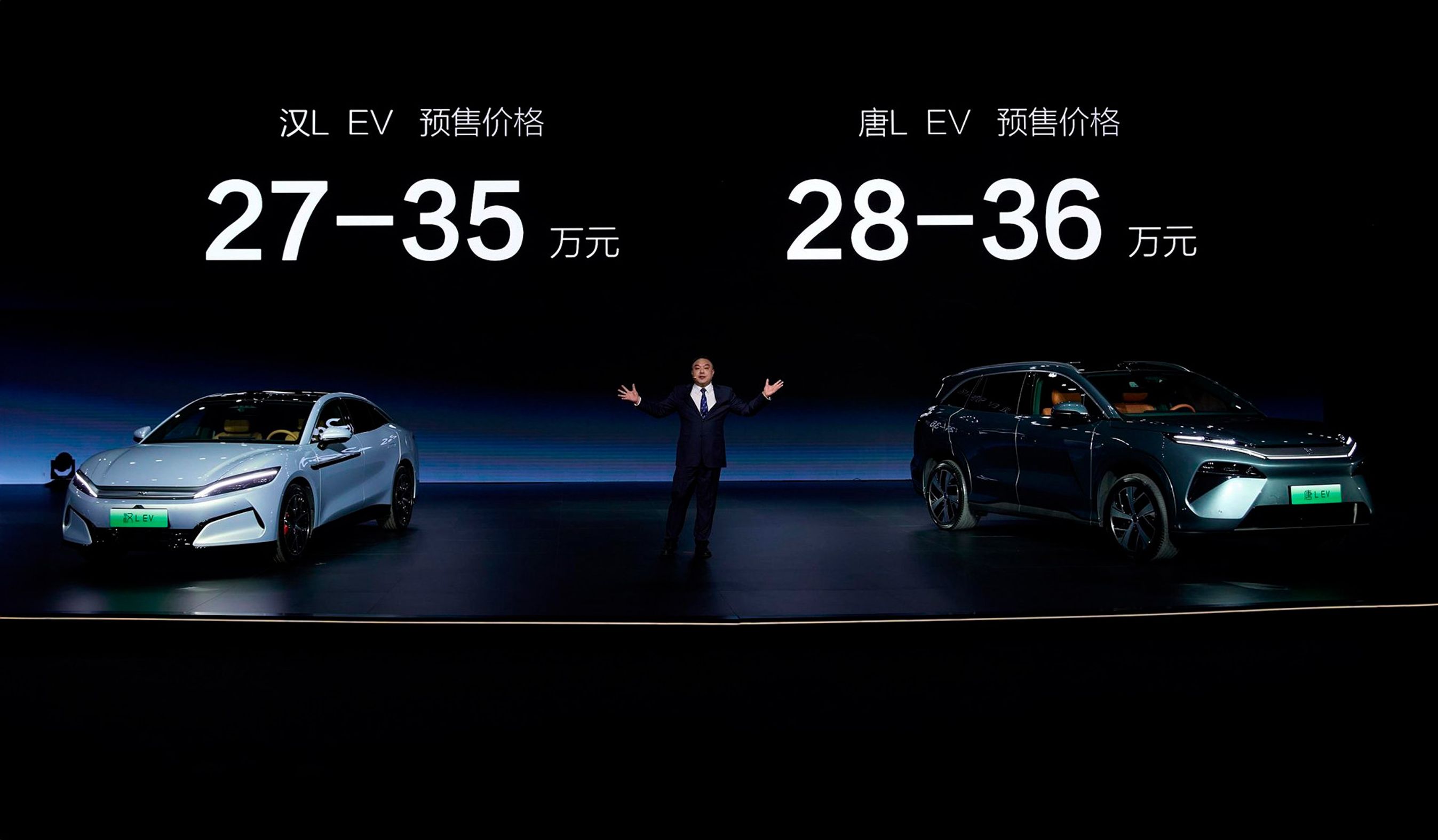 En hvid sedan og en mærk SUV på scene med mand i midten.