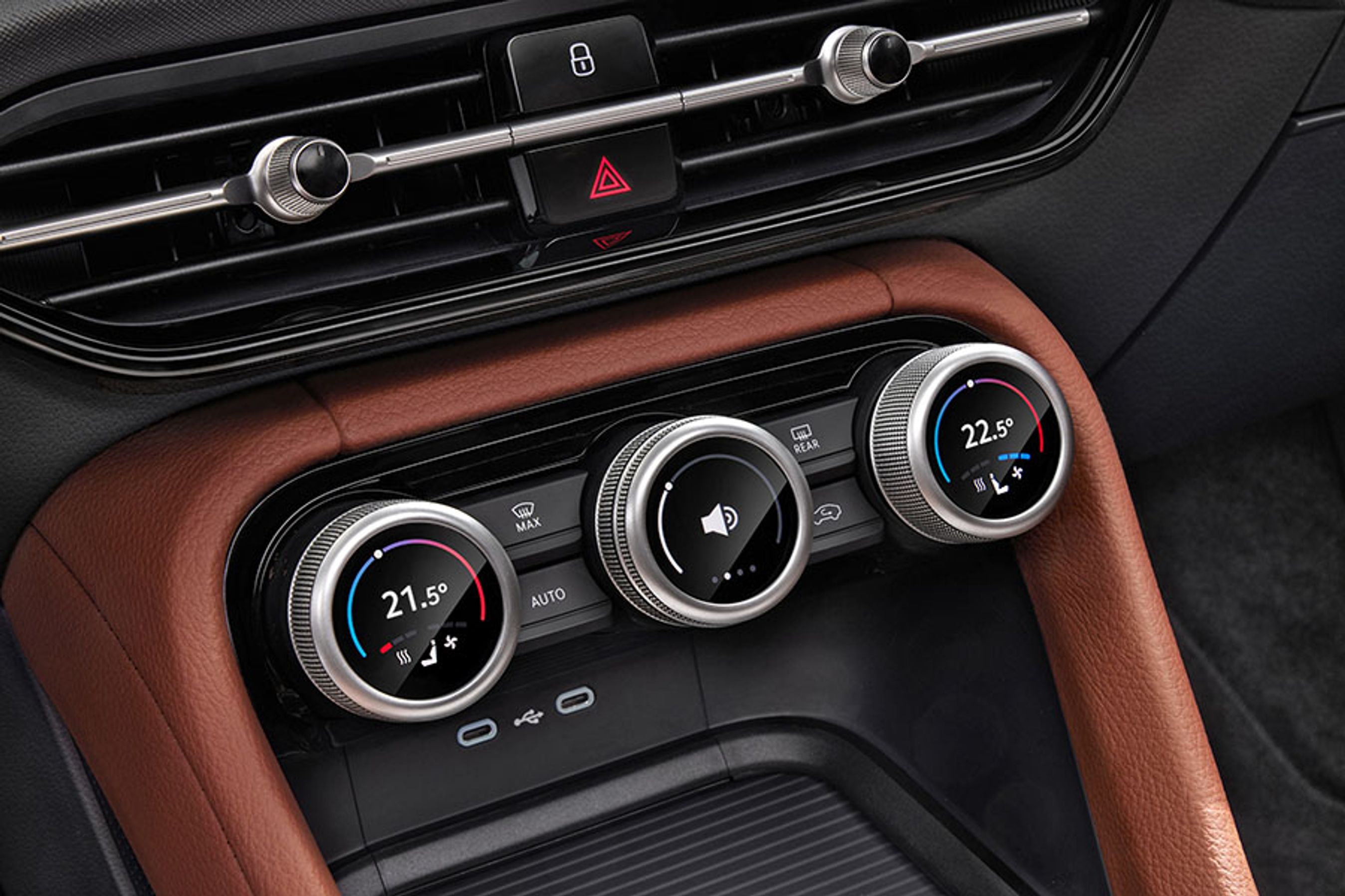 Tre store drejegreb under skærmen i midten gør det let at justere temperatur og sædevarme, og knappen i midten kan styre flere ting, idet man skifter funktionen ved at trykke på den. Det fungerer meget fint i praksis.