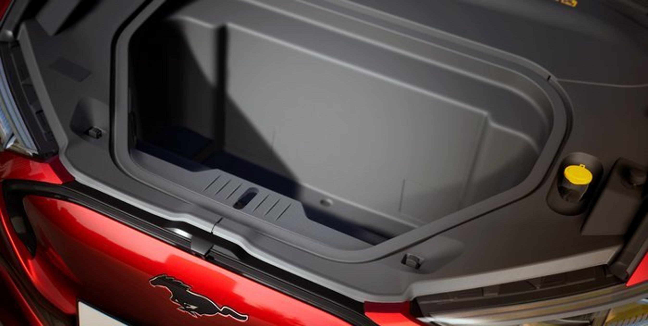 Under motorhjelmen er der et opbevaringsrum til f.eks. ladekabler. Det er helt af plast og tåler vand (der er en bundprop). Det gør det muligt at spule rummet, eller køre rundt med kolde drikkevarer placeret i is…