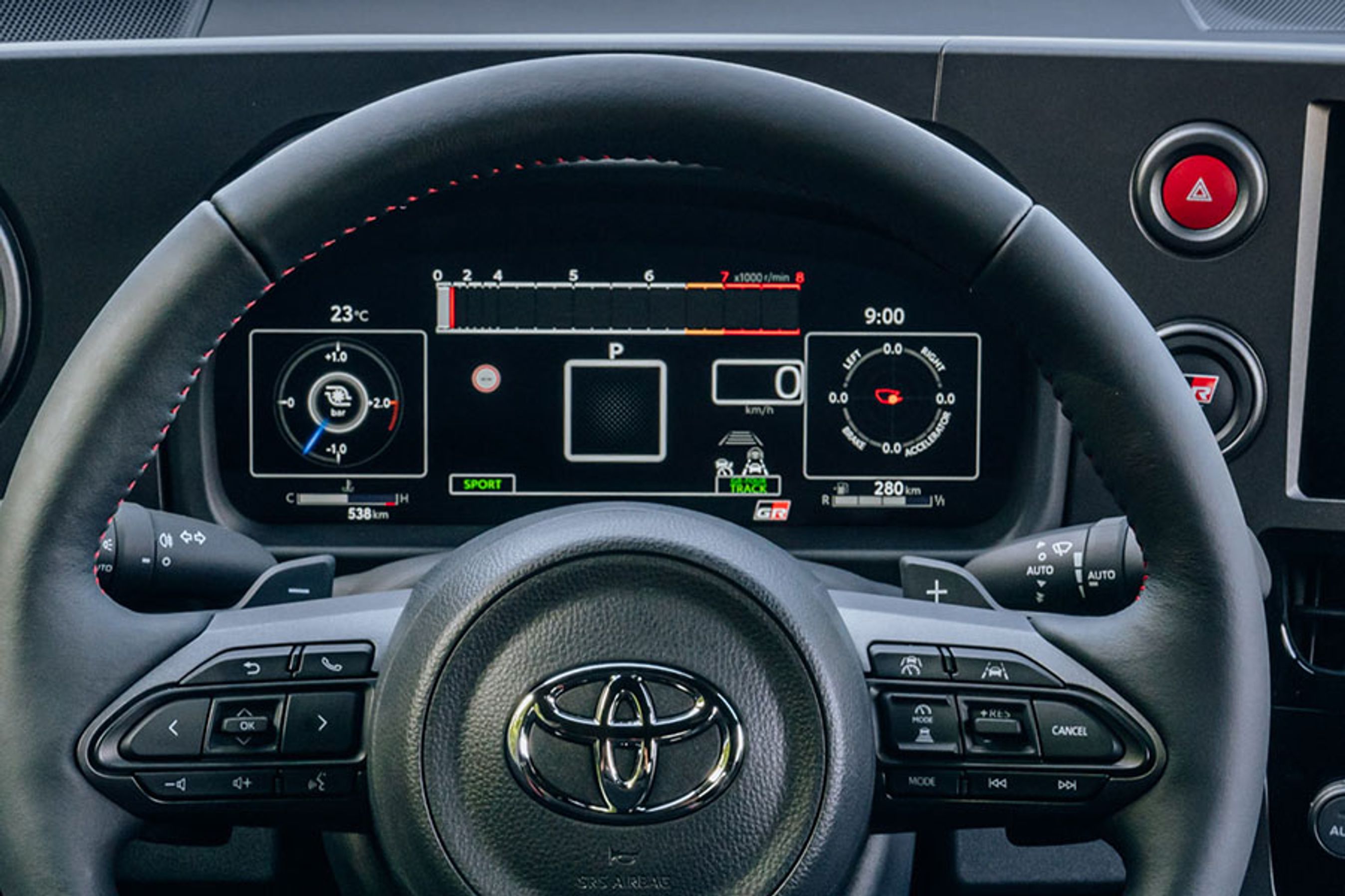Instrumenthuset består af den samme skærm som i den fornyede Yaris, men designet er unikt for GR-modellen med sportsvogns-temaer som motoromdrejninger og valgt gear i fokus.