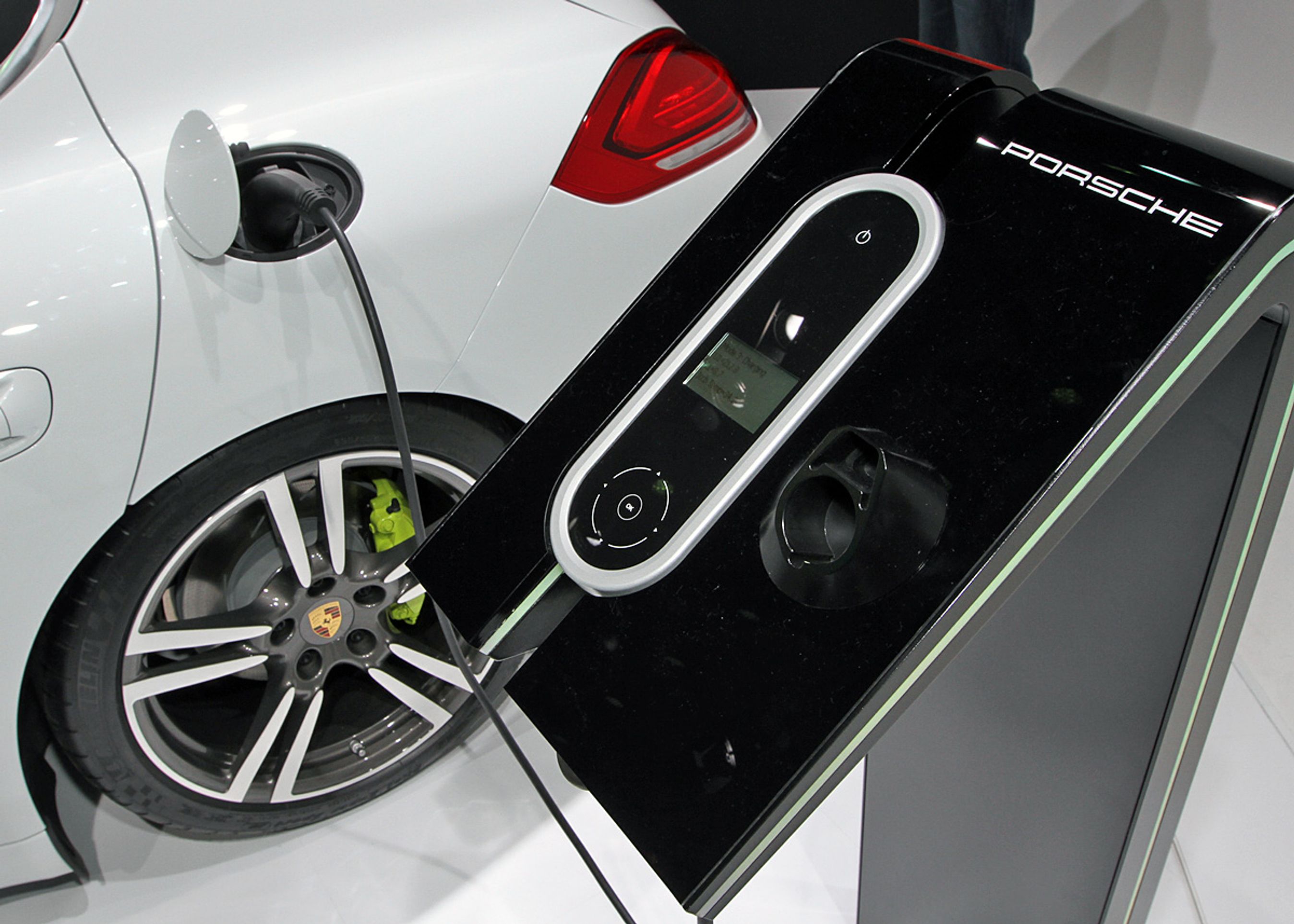 Den elektrisde Porsche fås med en fin, specialdesignet Porsche-ladestander.