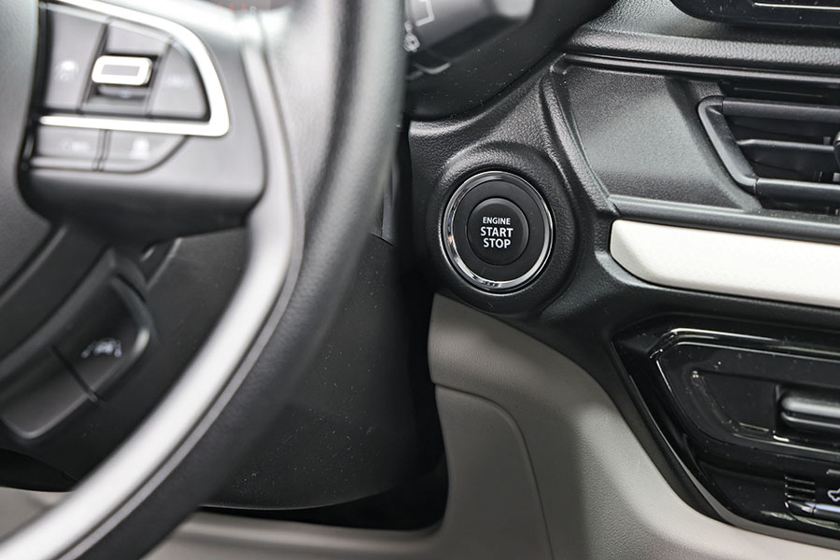 Der er en stor start-knap til højre for rattet, og man skal derfor ikke have nøglen op af tasken eller lommen, når man vil køre i bilen. Det er et stort plus!