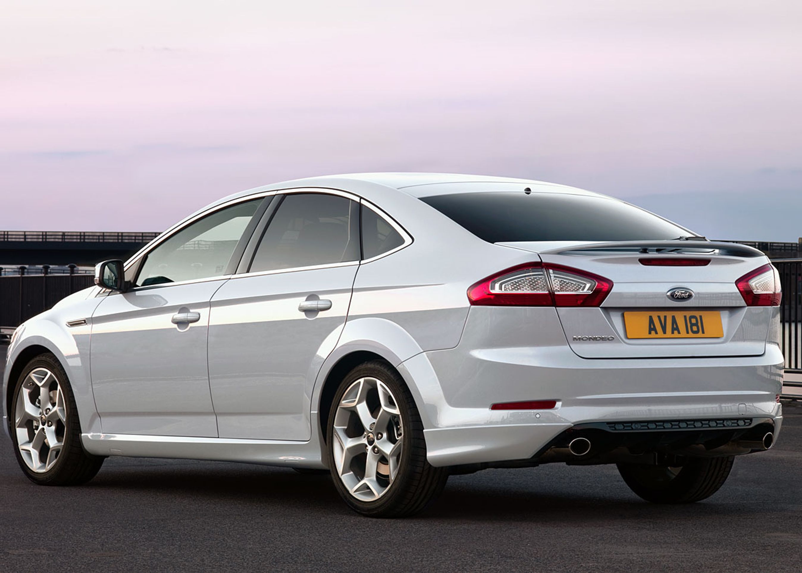 Mondeo fås som fire- og femdørs til samme pris samt som stationcar.