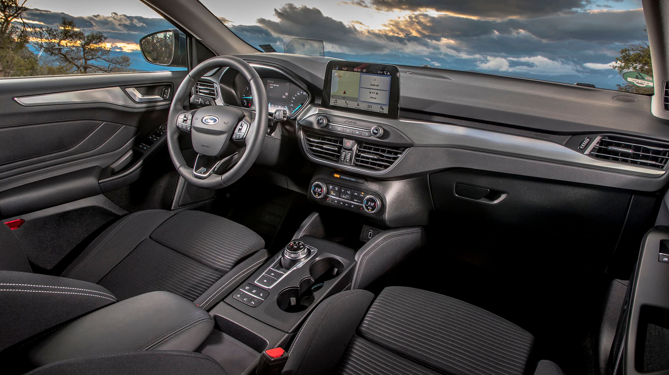 Der er blevet gode fralægningsmuligheder mellem forsæderne. I hullet længst fremme kan man tilkøbe en trådløs oplader til mobiltelefonen.