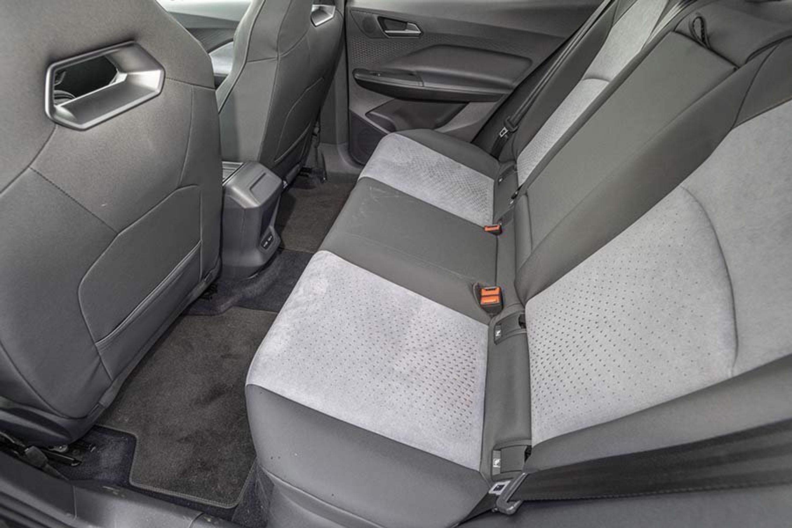 Der er god benplads på bagsædet, og loftshøjden er tillige fornuftig.