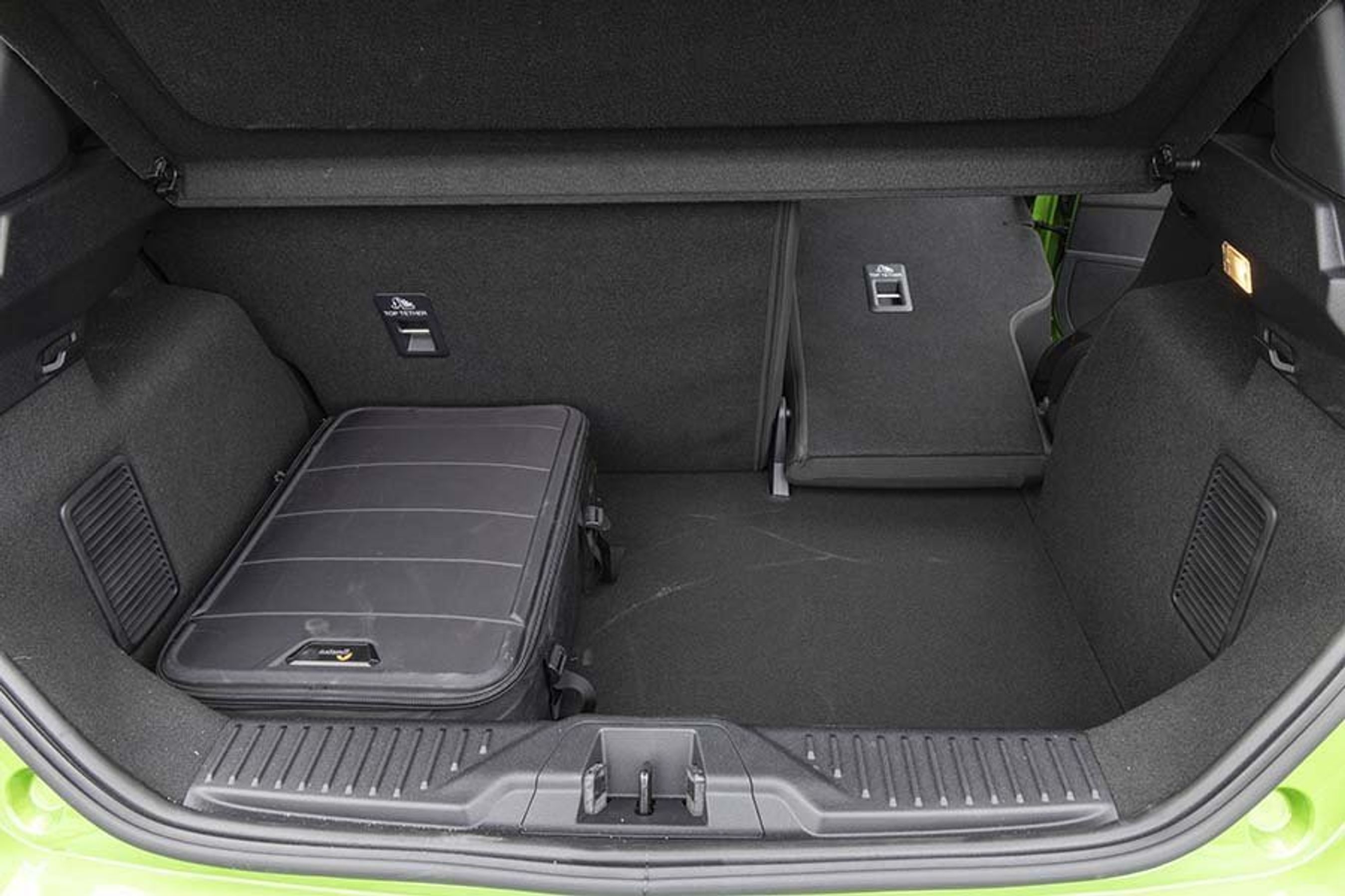 Bagagerum med sort kuffert i en Ford Fiesta ST-X