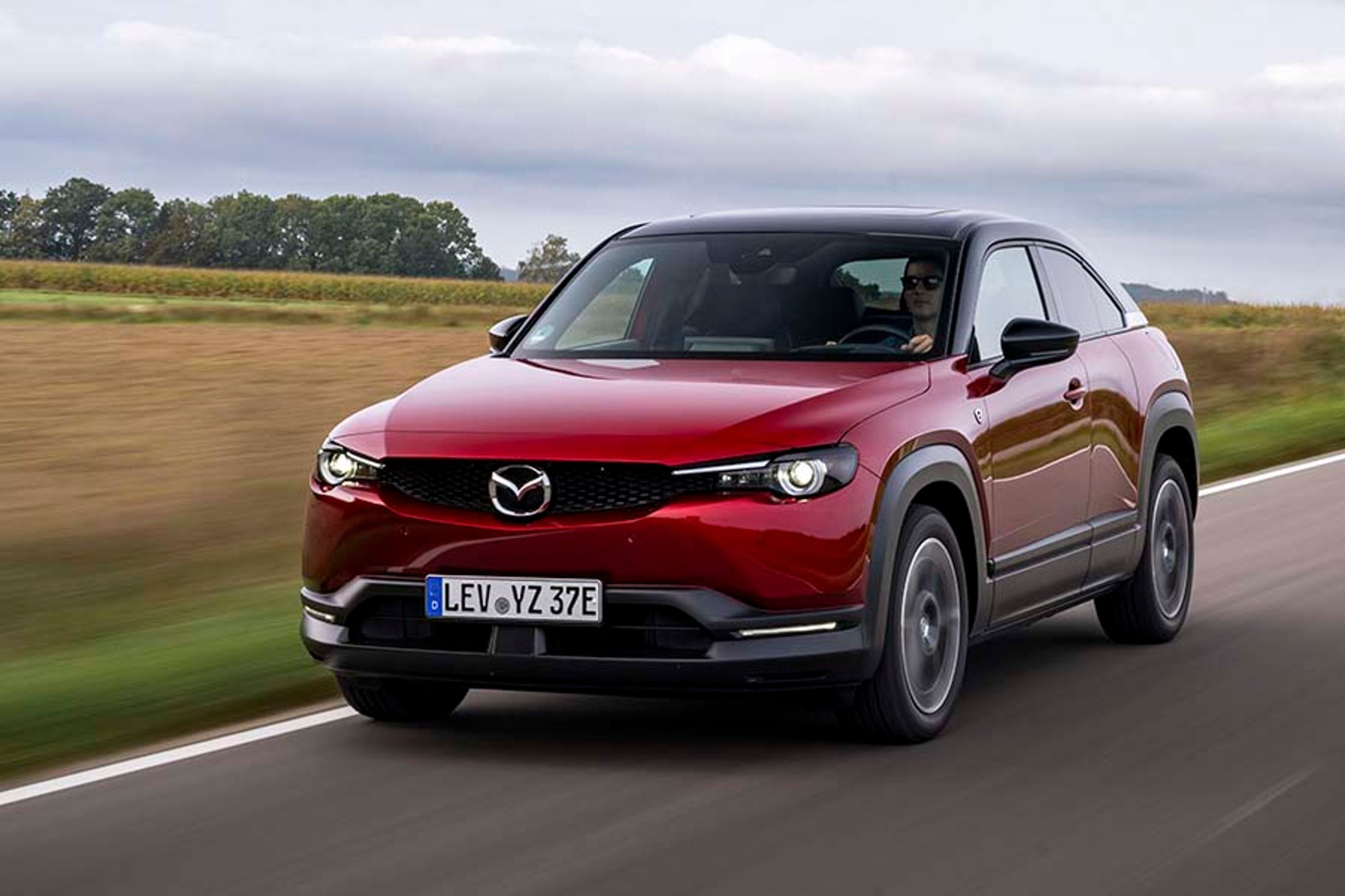 Mazda MX-30 R-EV er plugin-hybrid-udgaven af den lille elbil, der blot hedder MX-30. Udvendigt kan man ikke se forskel på de to motorversioner.