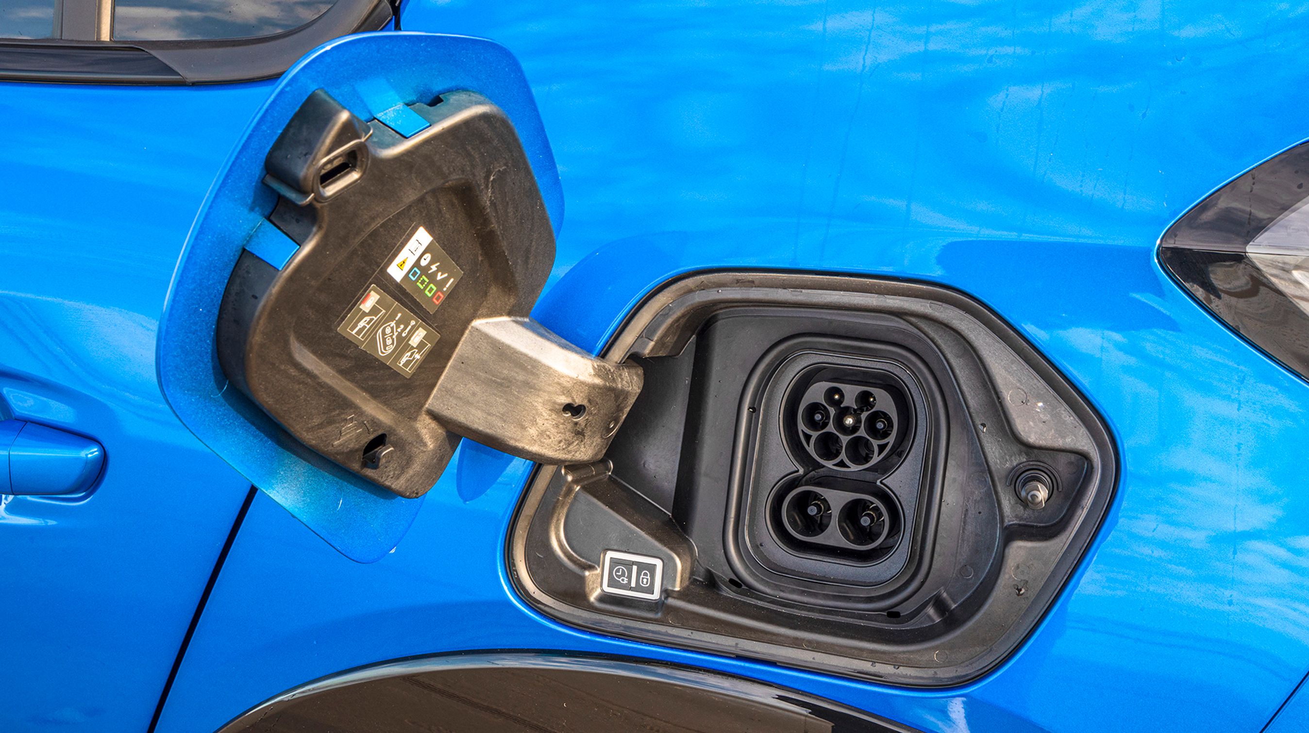 E-208 kan lades med 11 kW (3 faser a 16 Ampere) fra en ladeboks eller via et combo type 2 stik på farten med op til 100 kW. Det sidste gør det muligt at lade bilen til 80% på 30 minutter.