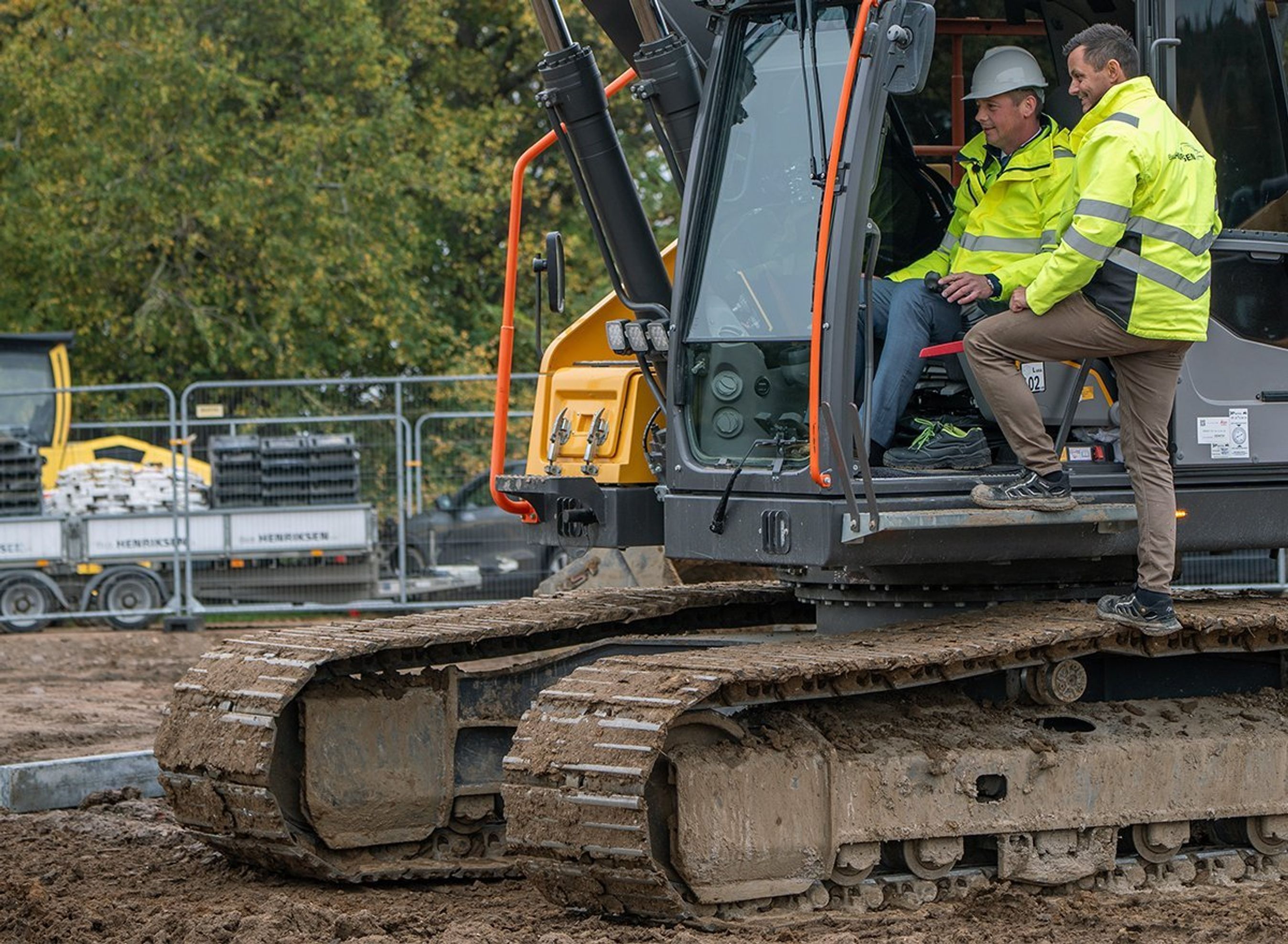 To mænd i gravemaskine.