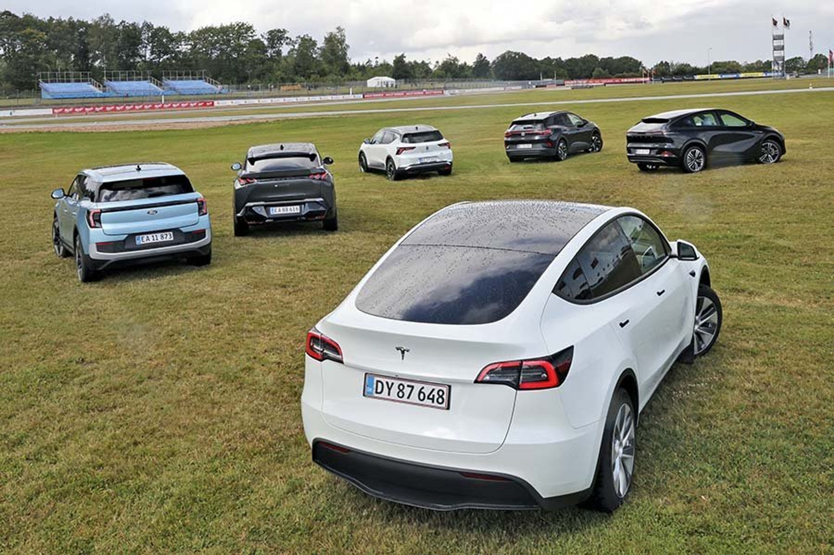 Seks elbiler set bagfra, mens de holder på FDM Jyllandsringen