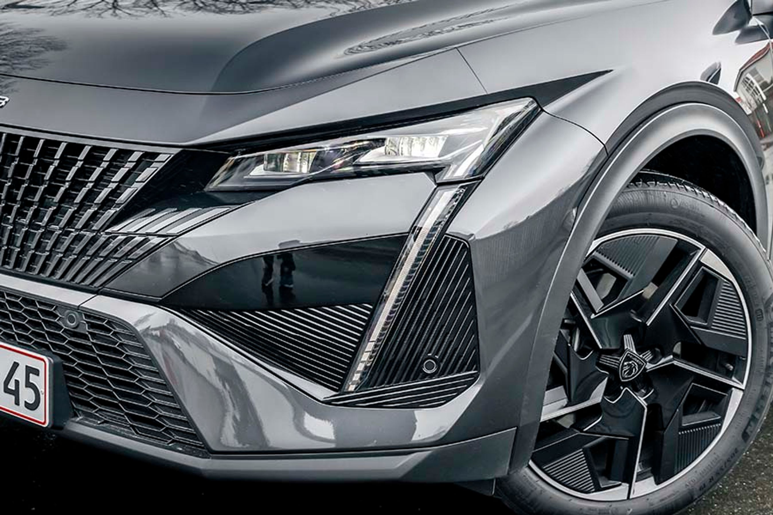 I denne GT-udgave er LED-forlygter af matrixtypen standard. De giver et flot lysudbytte og gør det muligt at køre med det lange lys tændt, selvom der er andre biler foran.