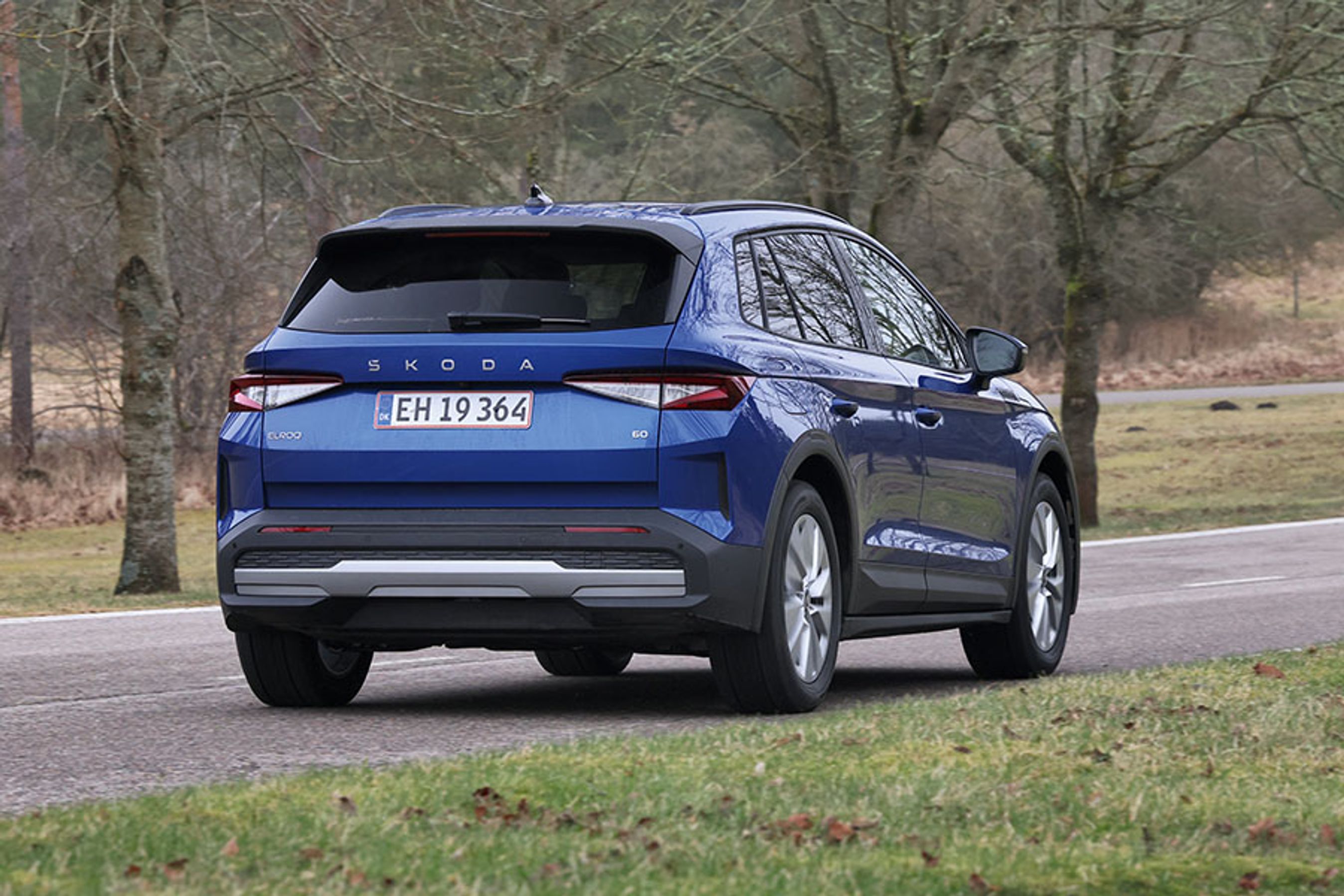 Blå Skoda Elroq set skråt bagfra kører på landevej