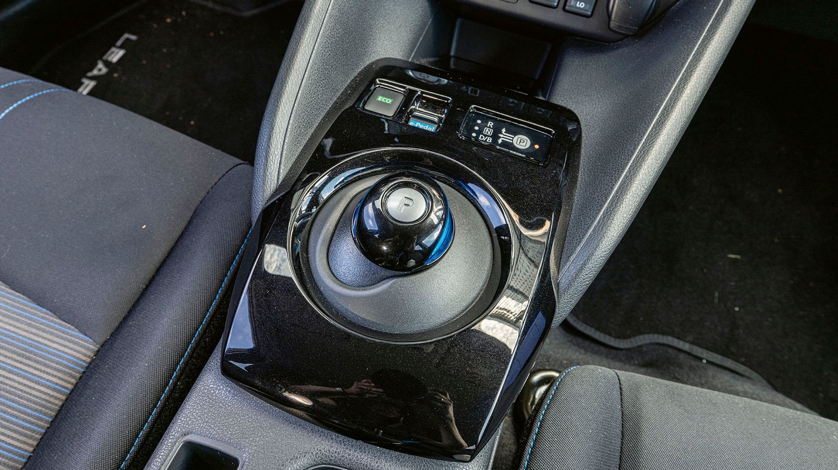 Den lille runde gearvælger er let at betjene, uden at man skal have øjnene væk fra vejen. Foran den er knappen til e-Pedal, hvor man kan indstille bilen til selv at bremse op, når man slipper speederen.