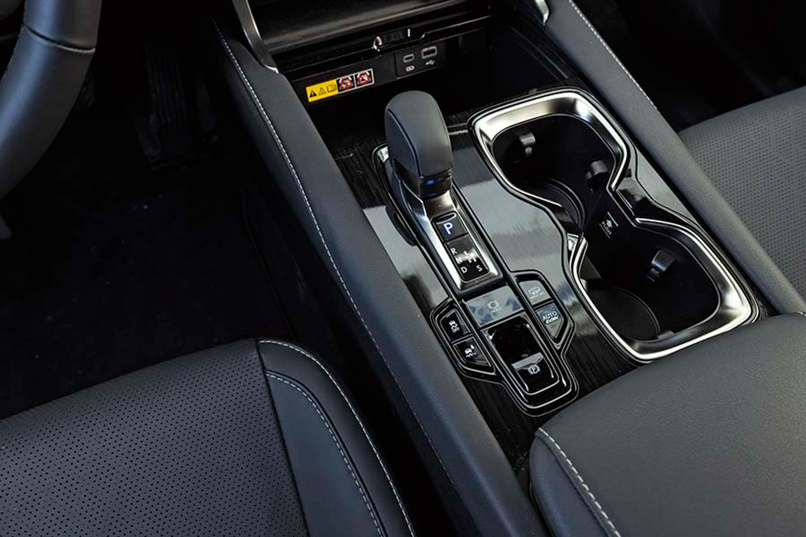 Gearvælgeren er lille og ligger godt i hånden. Den er let at betjene og fungerer fint selv ved en trepunktsvending. Gode store kopholdere er også et plus!