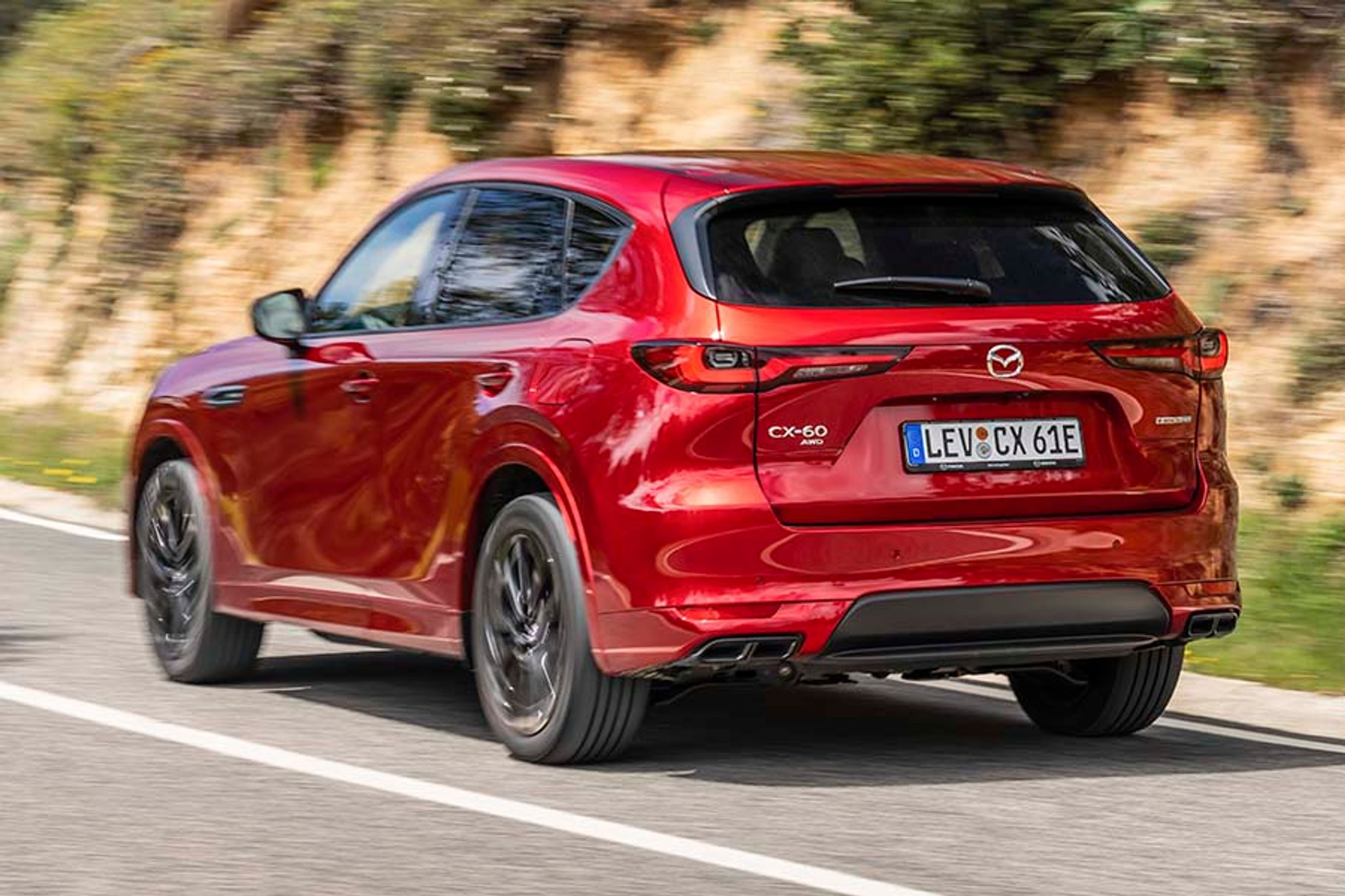 Man fornemmer hurtigt på designet, at selve kabinen er rykket så langt tilbage som muligt for at gøre plads til motor og gearkasse ude fortil. I grundudgaven er der sorte paneler rundt om hjulene og under dørene.