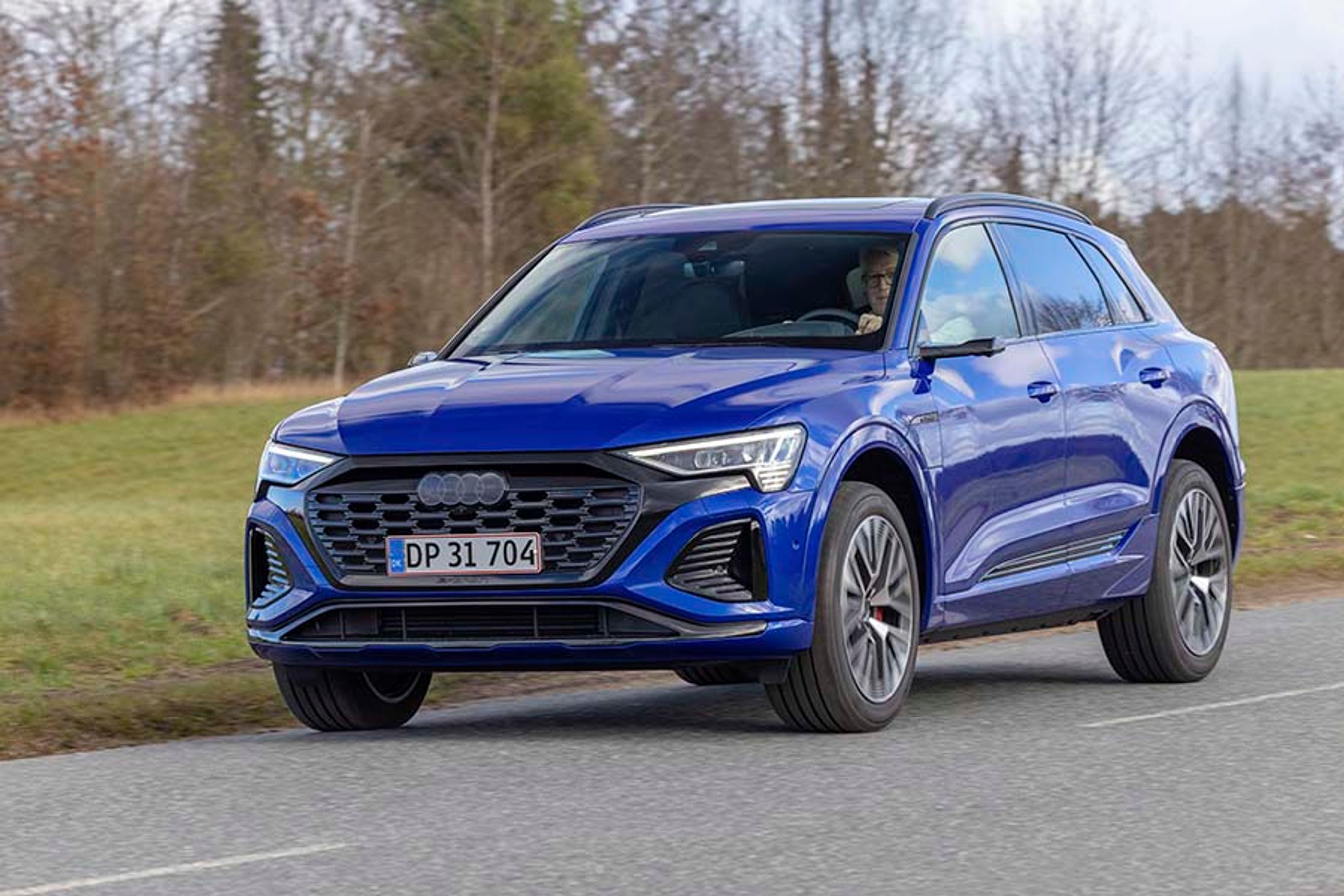 Audi Q8 e-tron er det nye navn på den faceliftede udgave af den model, der før blot hed e-tron. En let opdateret front er sammen med større batterier og forbedrede elmotorer de største nyheder.