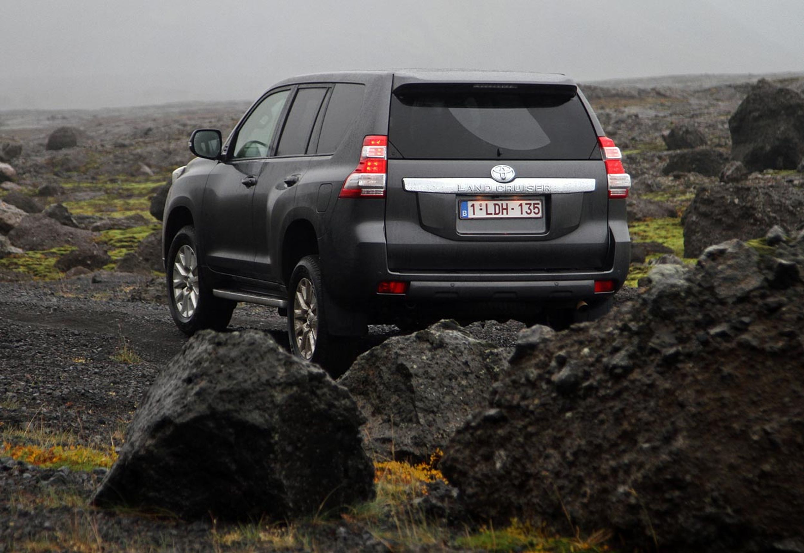 Ved det seneste facelift har Land Cruiser 150 fået nye baglygter. De er  som de forrige  lidt poppede til en seriøs bil. Fotos: Torben Arent, FDM