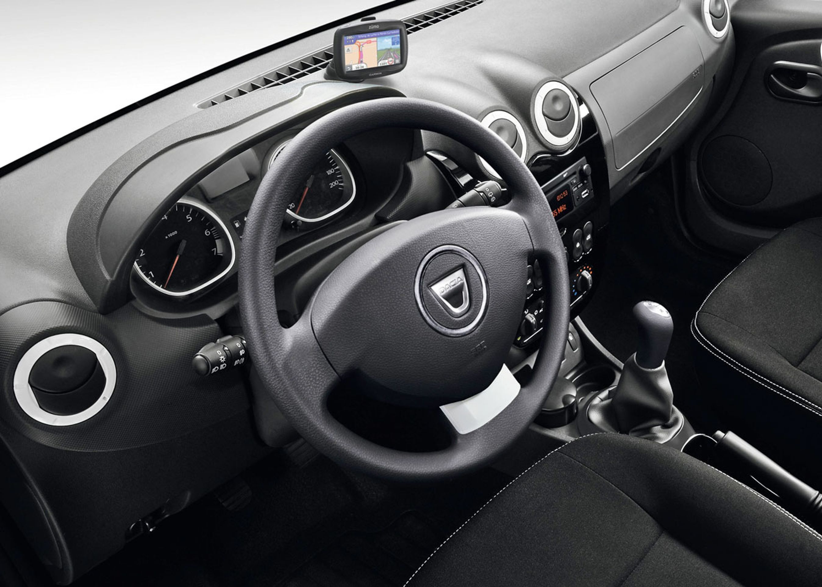 Dacia har ved faceliftet givet Duster nyt instrumentbord og forbedret sæderne.