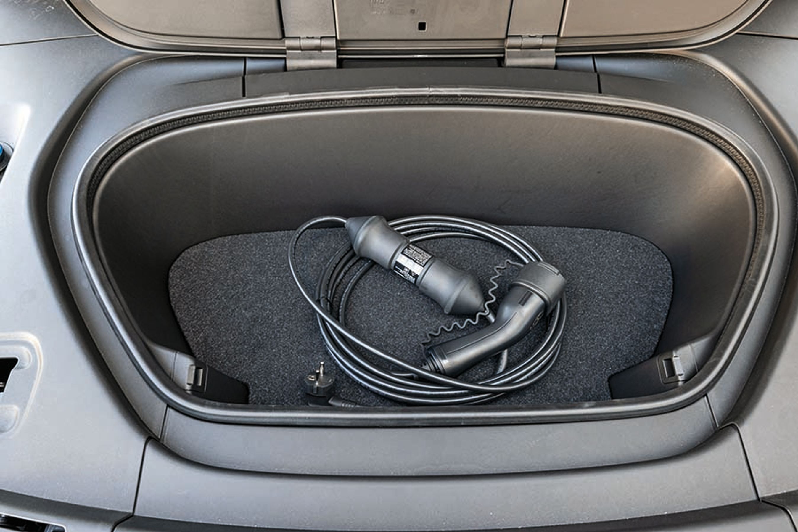 Under motorhjelmen er der blevet plads til denne frunk, der kan rumme ladekabler og en smule bagage.