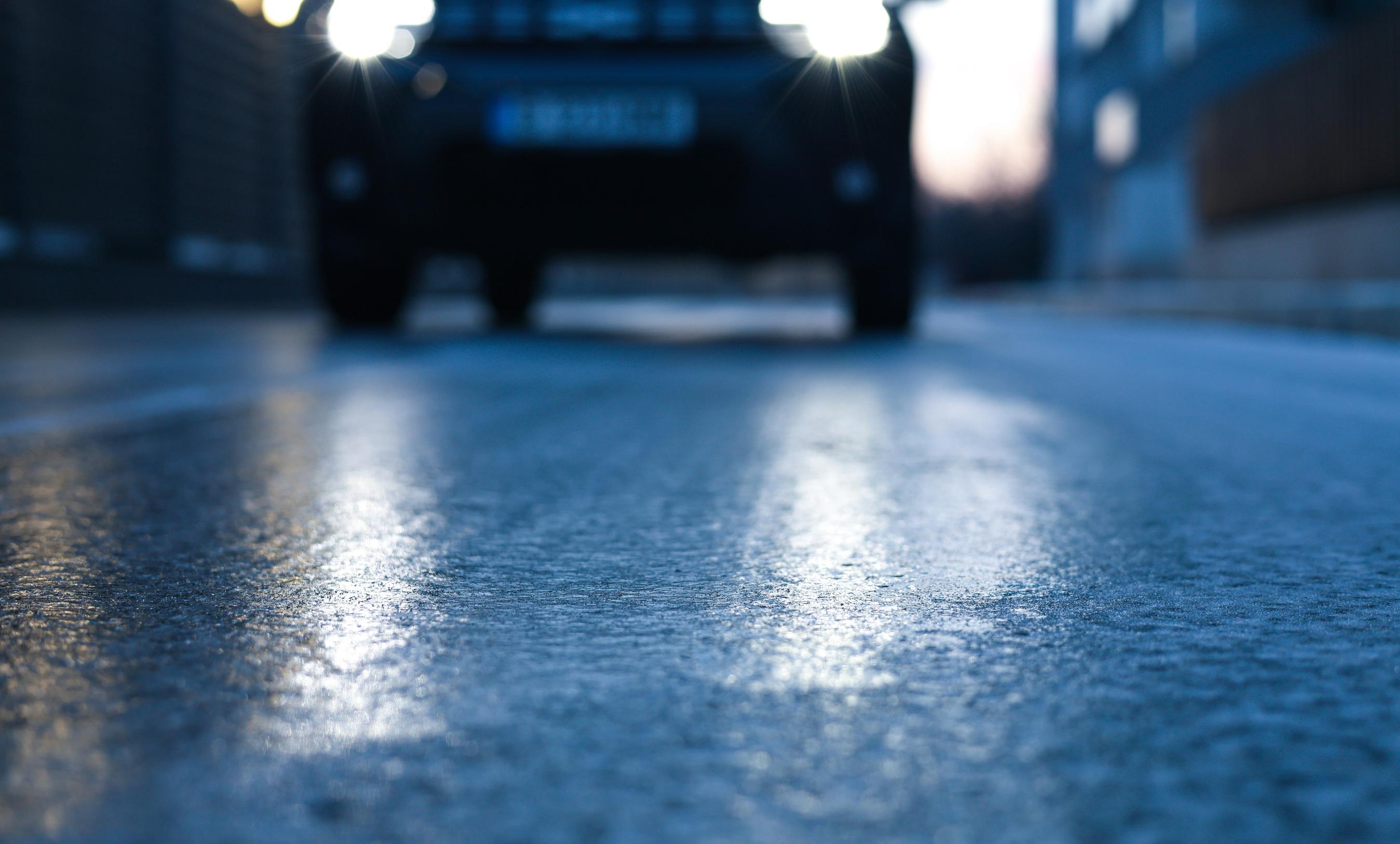 Bil på vintervej, der er glat