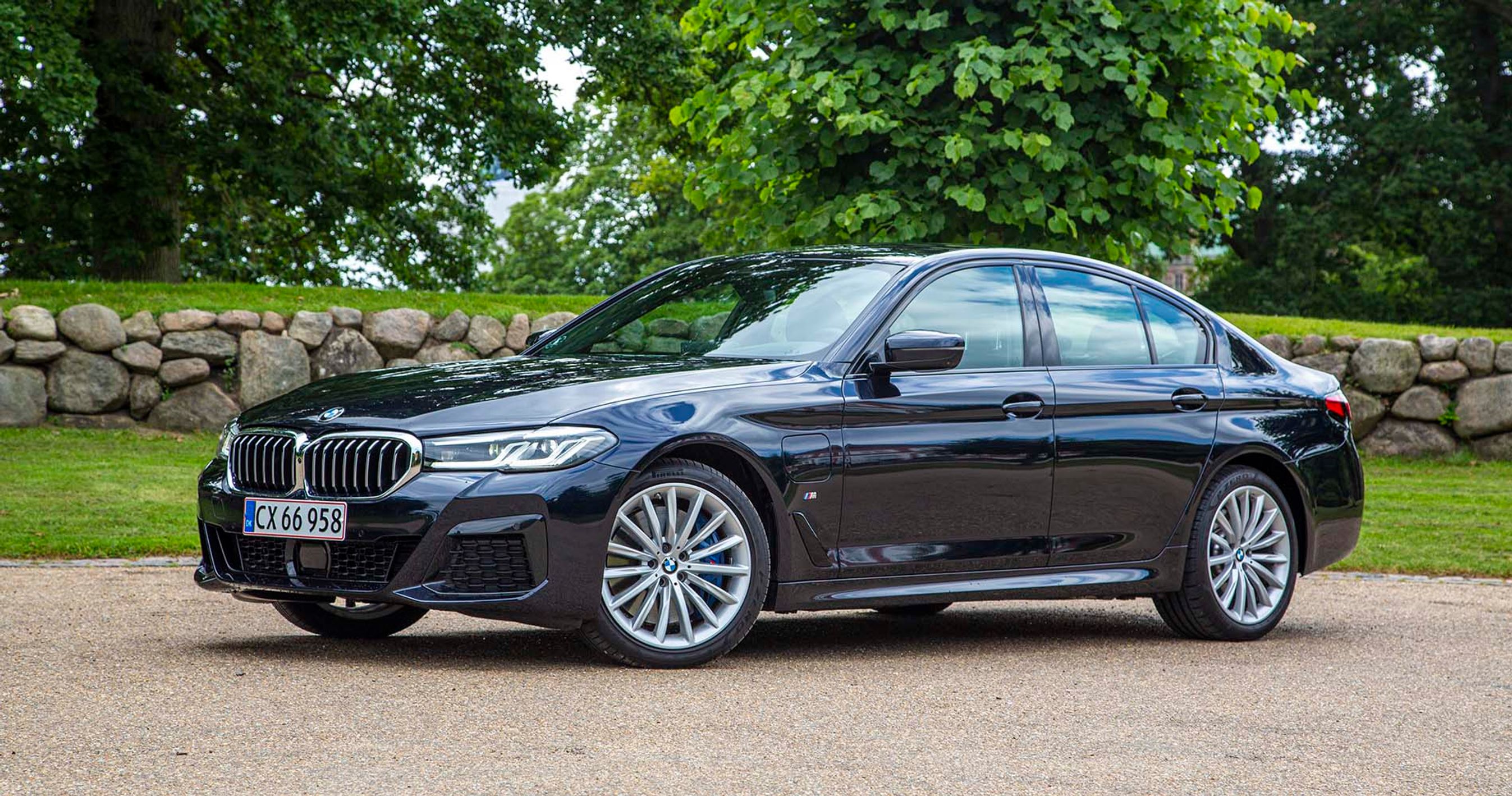 BMW 545e er en elegant sedan i klassisk BMW-stil. Sidste år fik 5-serien et lille facelift med ny front og nye forlygter.