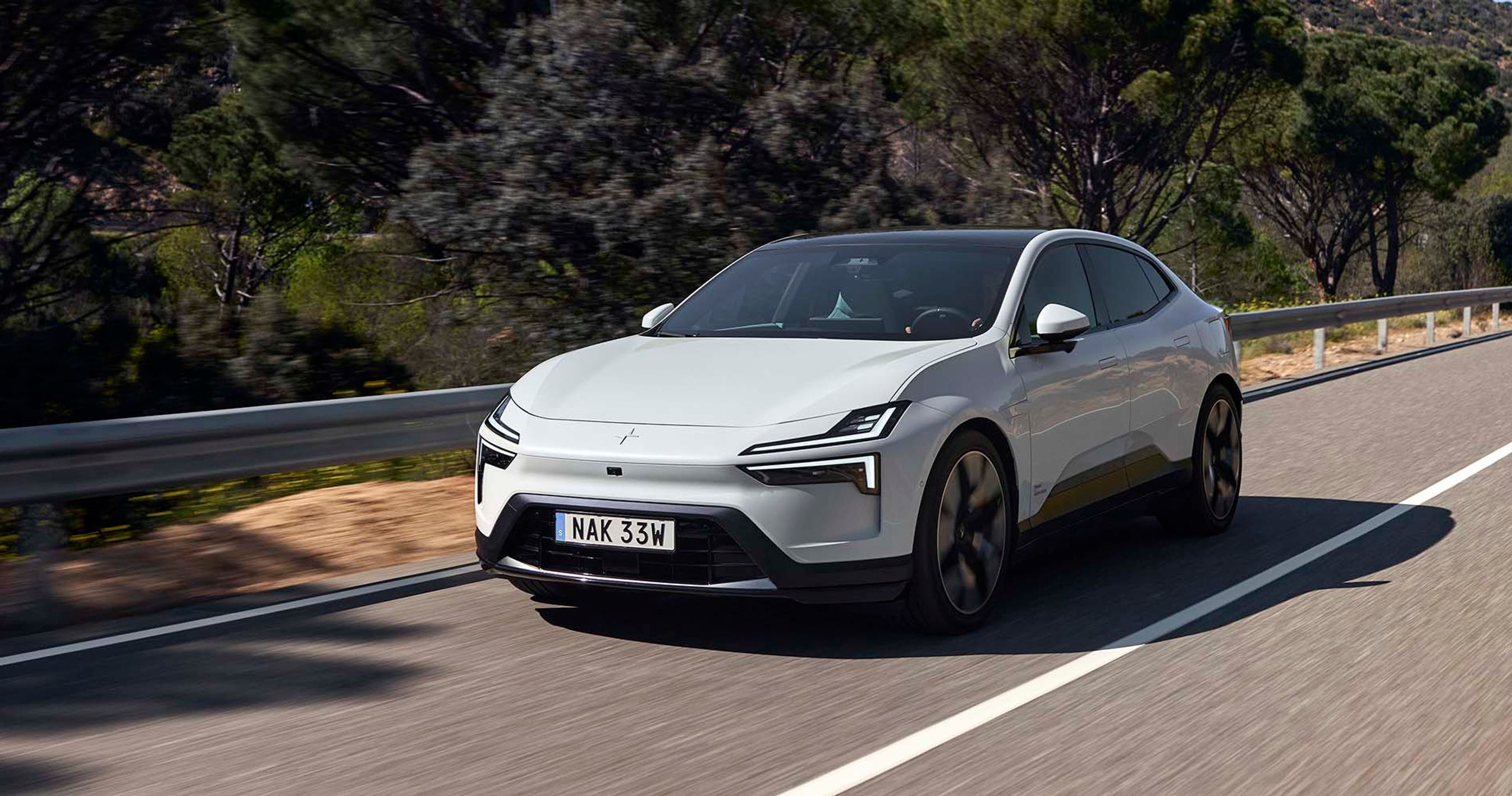 Polestar 4 set forfra, mens den kører på en vej