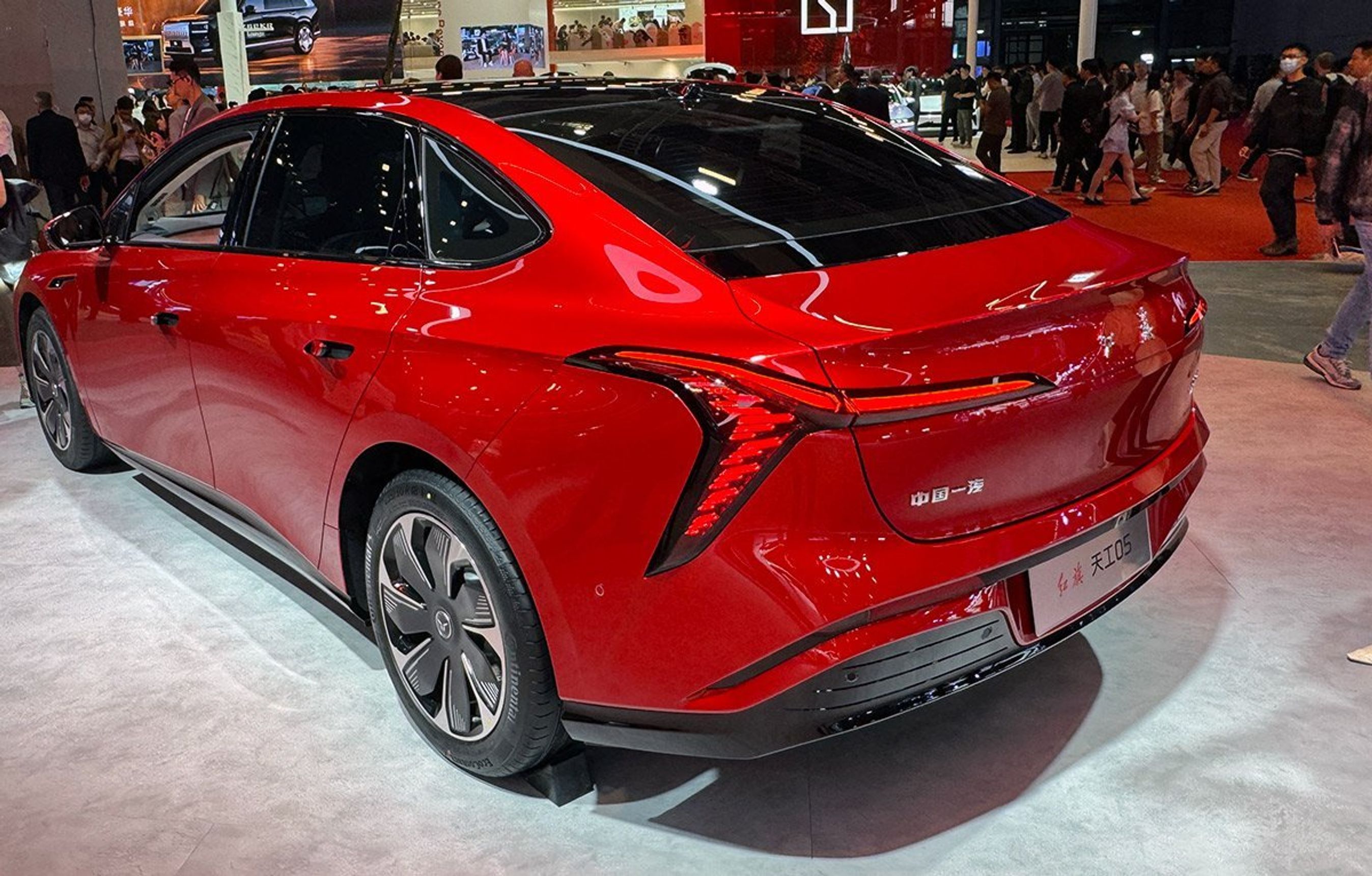 Rød sedan skråt bagfra.