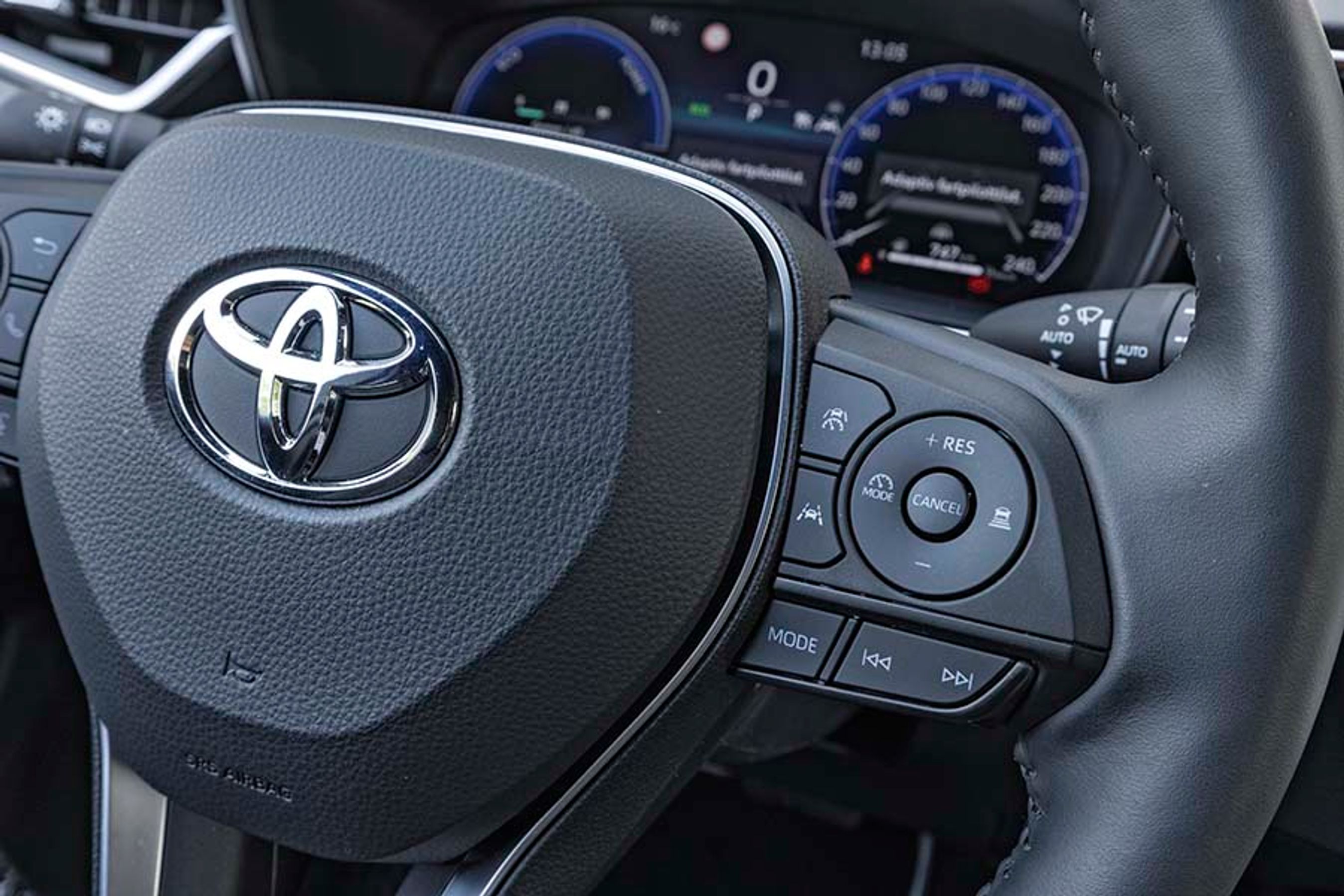 Fartpiloten er let at betjene via knapper på rattet, og det er let at koble vognbaneassistenten og linjevogteren fra ved tryk på knappen til venstre.