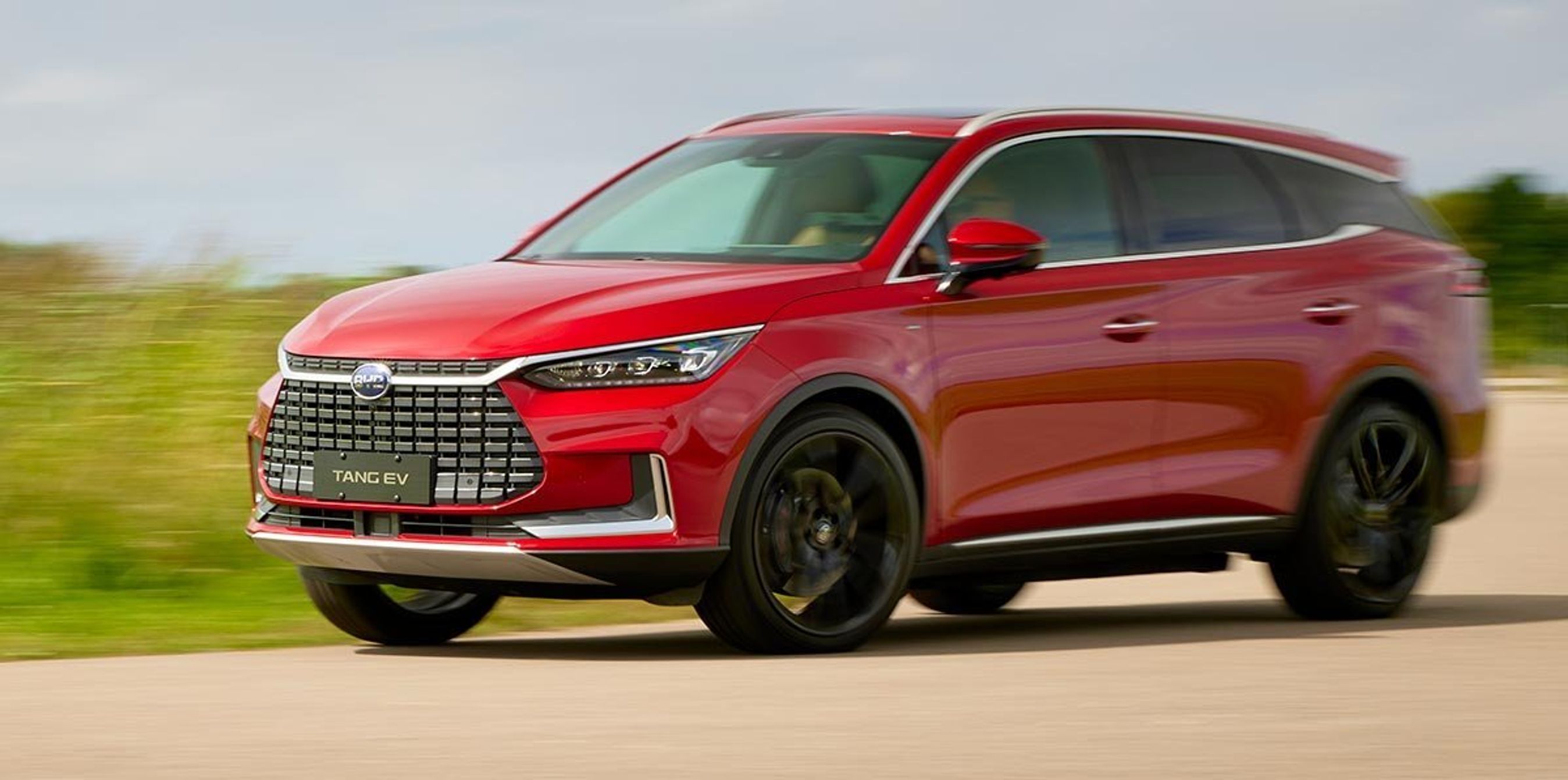 Tang er en stor, luksuriøs, syvpersoners elbil. Den vil formentlig koste omkring 600.000 kr.