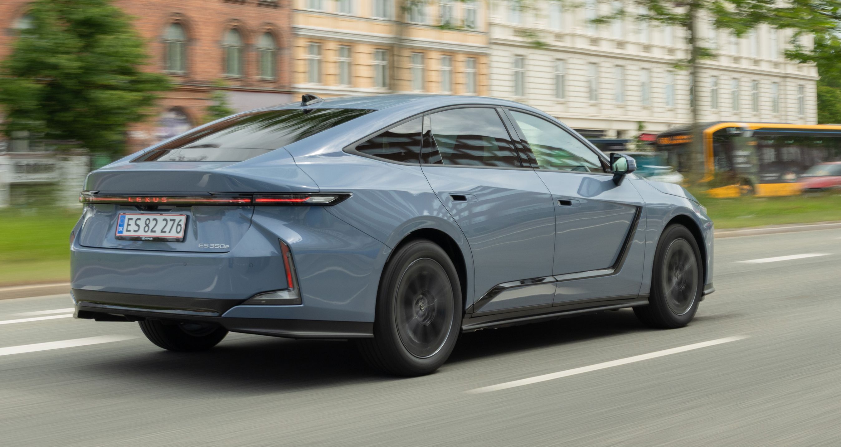 Blå Lexus ES kørende set bagfra.