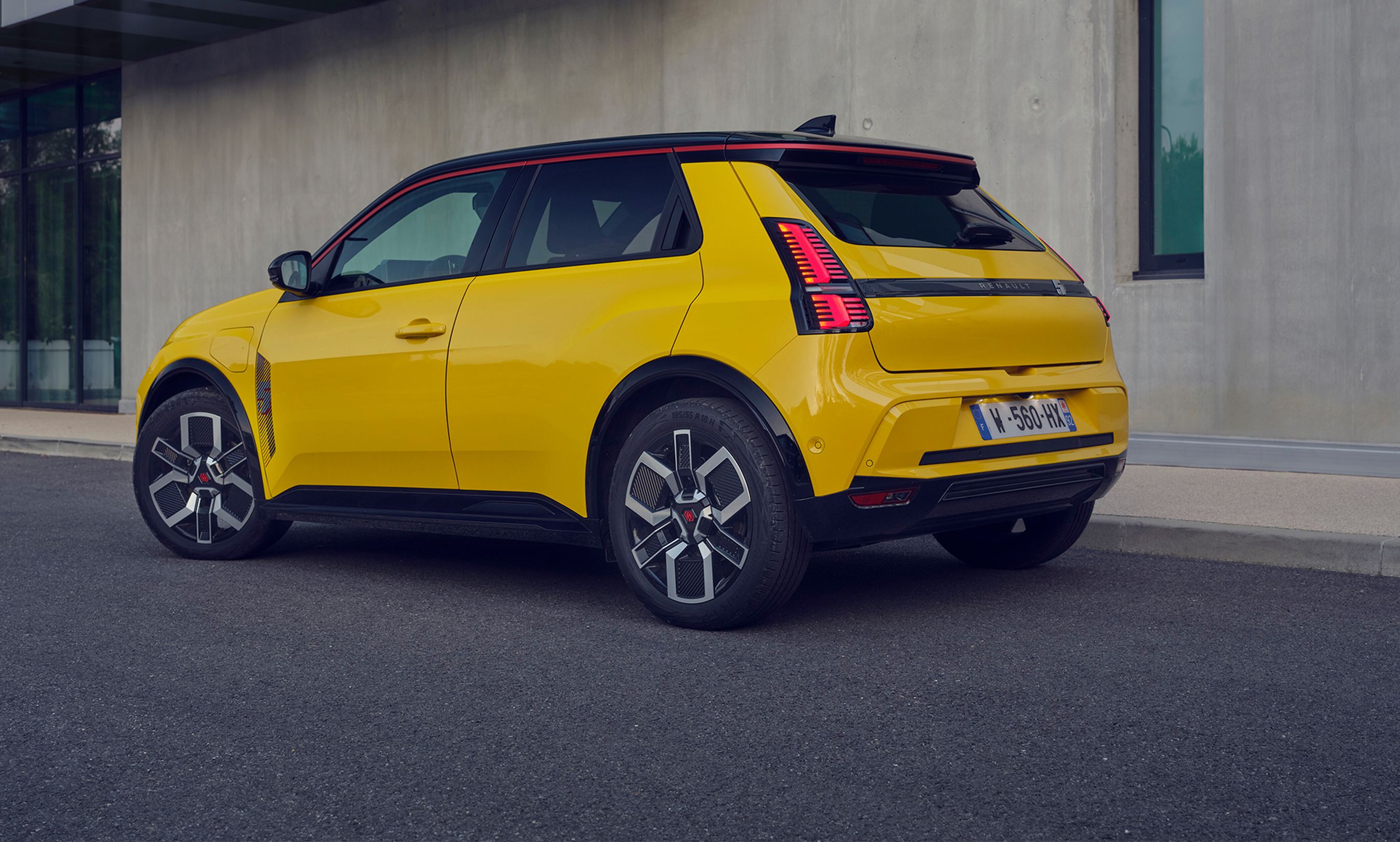 Gul Renault 5 bagfra.