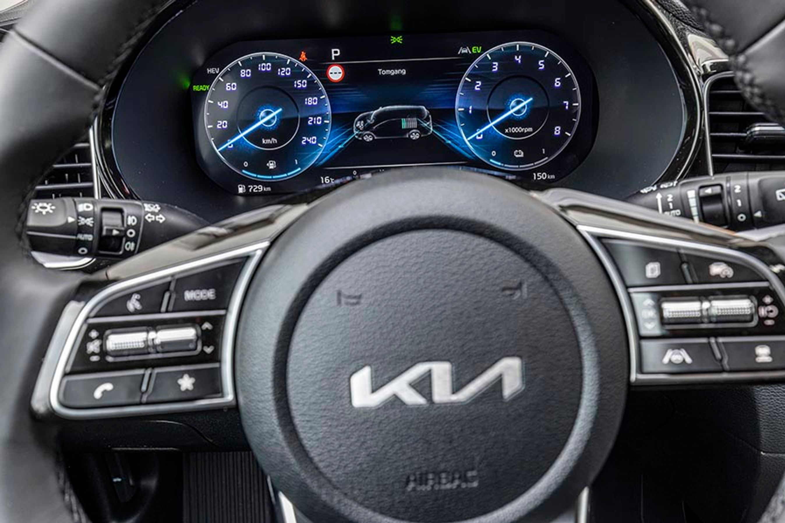 Du kan tilkøbe digitale instrumenter, desværre er hastighedsvisningen ikke bedre end med traditionelle visere. Den er et tilkøb til navigationsanlægget og koster yderligere 6.000 kr. 