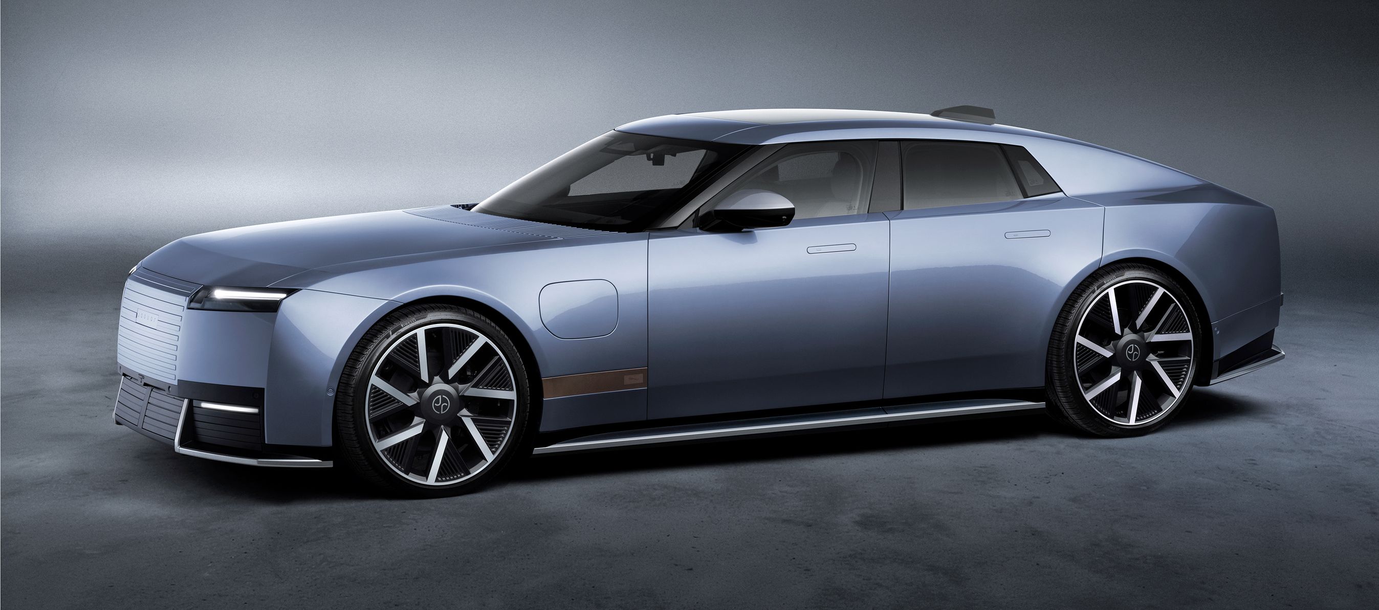 Blålig Jaguar Type 01 skråt forfra.