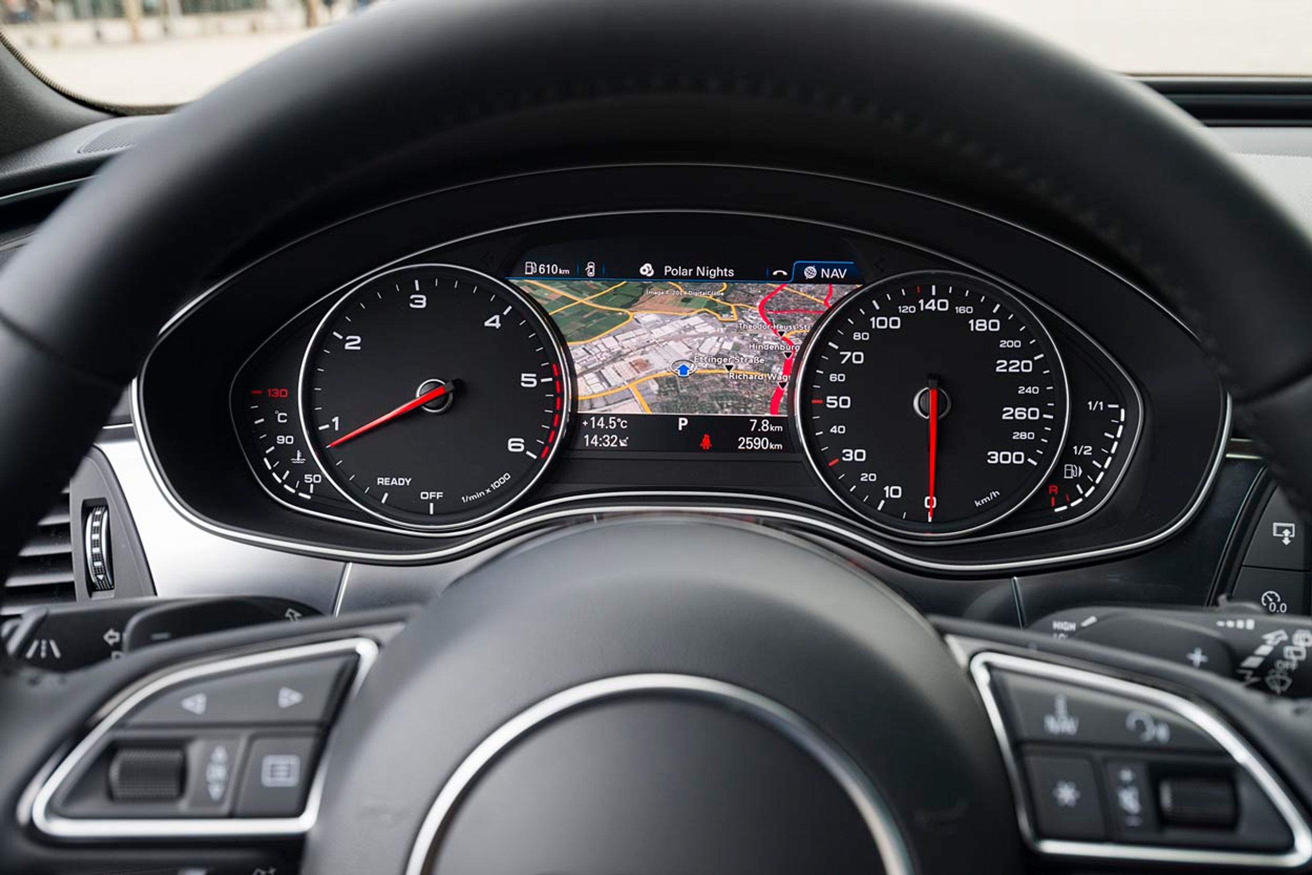 Som noget nyt kan instrumenthuset leveres med denne højtopløselige farveskærm mellem urene. Den kan bl.a. vise kortet fra navigationsanlægget.