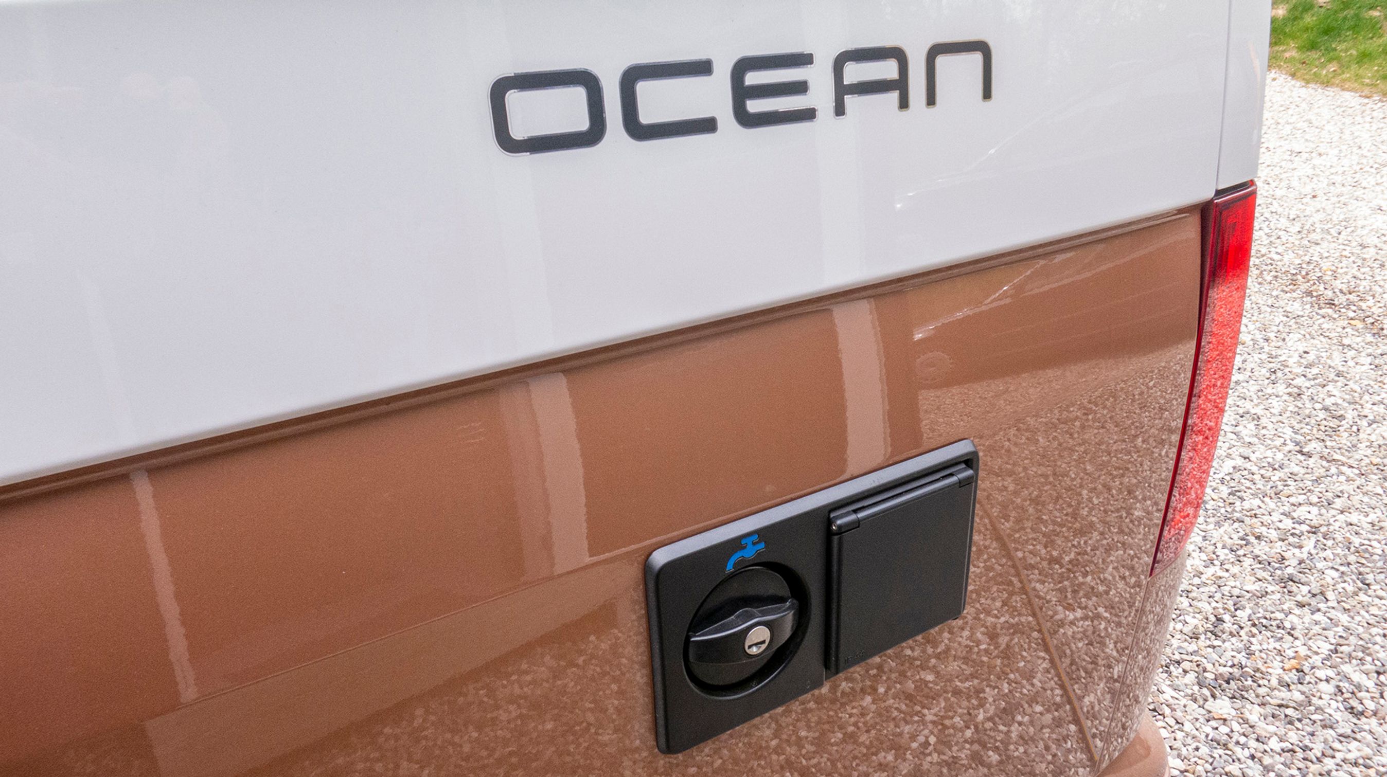 Der er påfyldning af vand til vandtanken på 30 liter samt tilslutning af 230 Volt el, når man holder tæt ved et strømudtag.