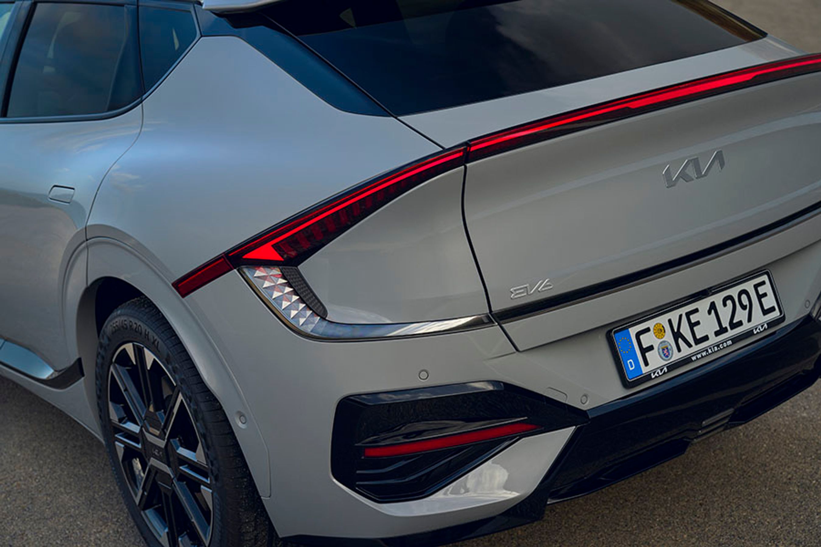 Baglygterne går fortsat fra bagskærm til bagskærm, men nu er det et fast lygtebånd, der lyser konstant, mens bremselyset nu er af det, Kia kalder Piano-lys med en lang række lodrette tangenter, som minder om det, man ser på et piano.